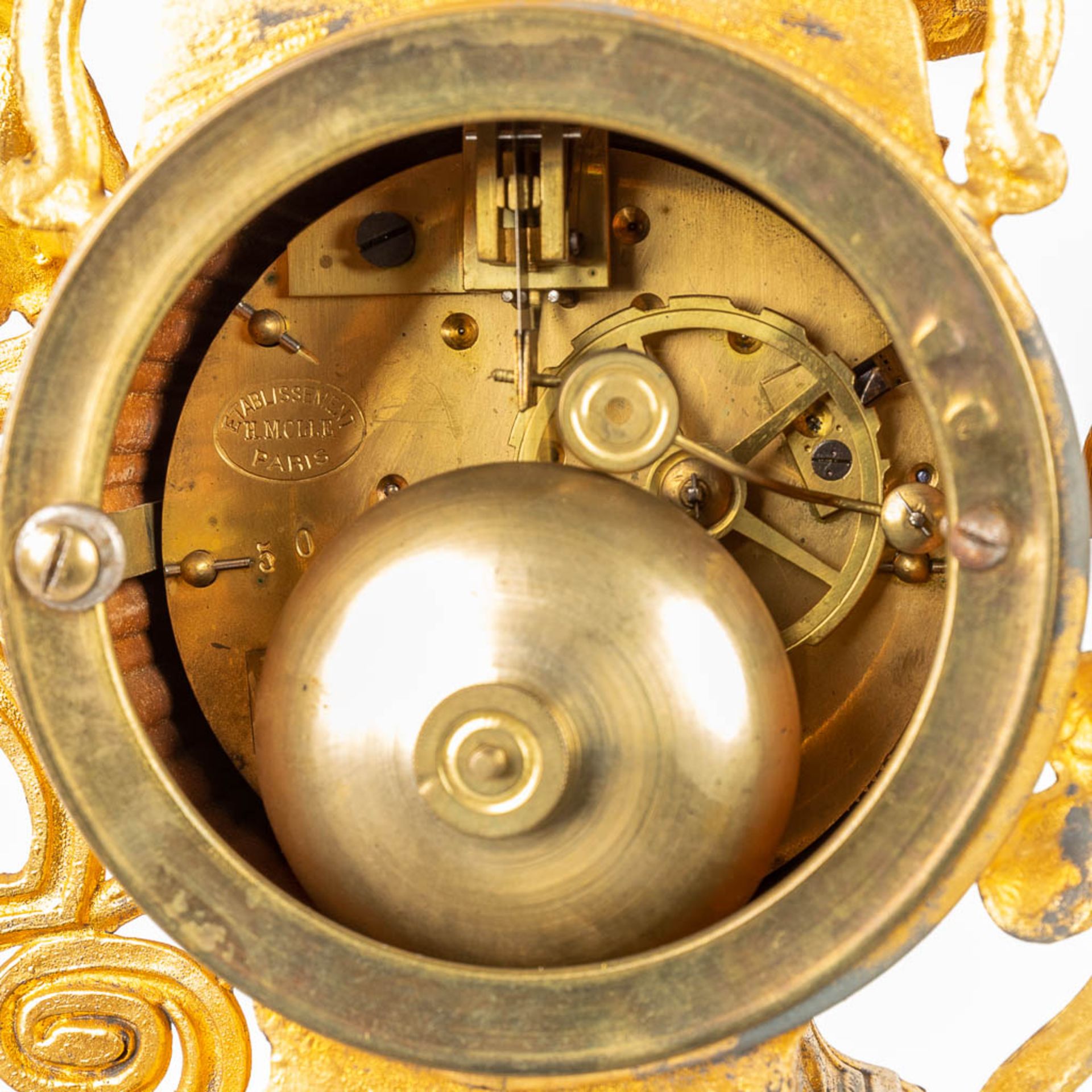 A mantle clock made of gilt spelter, standing under a glass dome. 19th C. (W:40 x H:47 cm) - Bild 12 aus 12