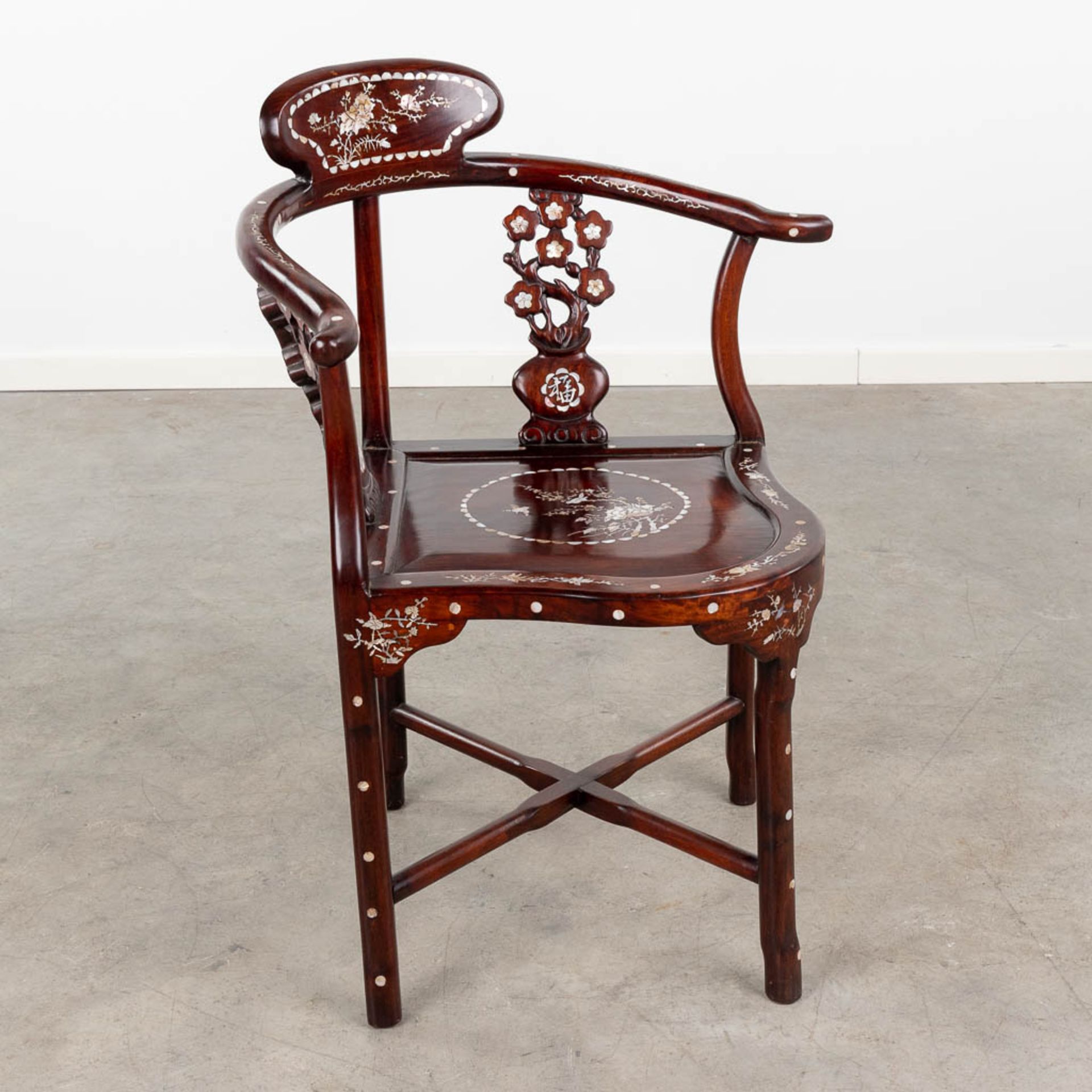 A set of Oriental cigogne side tables and a chair, decorated with mother of pearl. (L:55 x W:55 x H: - Bild 4 aus 18