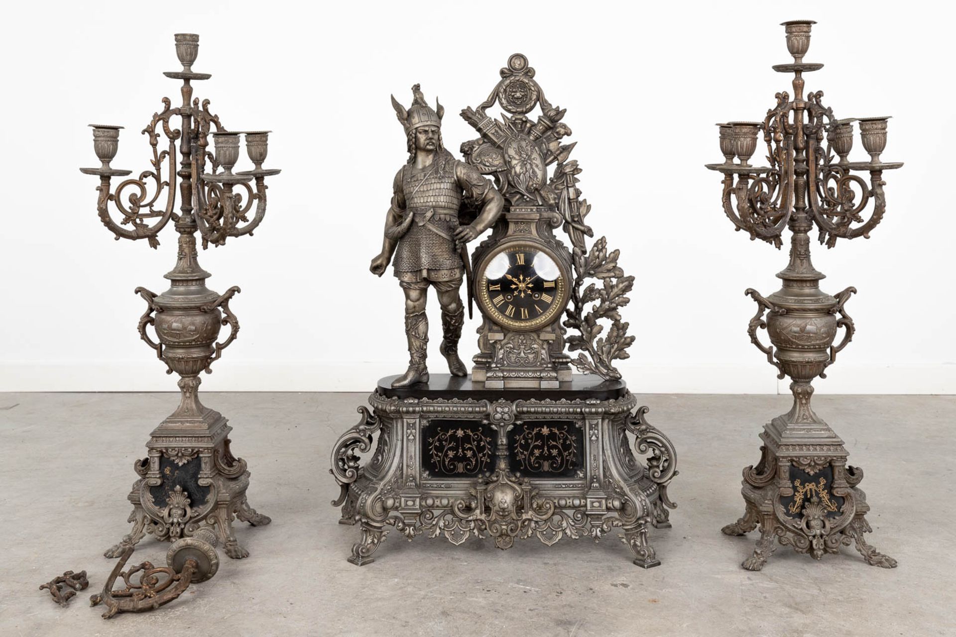 A three-piece mantle garniture clock with an 'Ambiorix' figurine, made of spelter. (L:19 x W:49 x H - Bild 3 aus 16