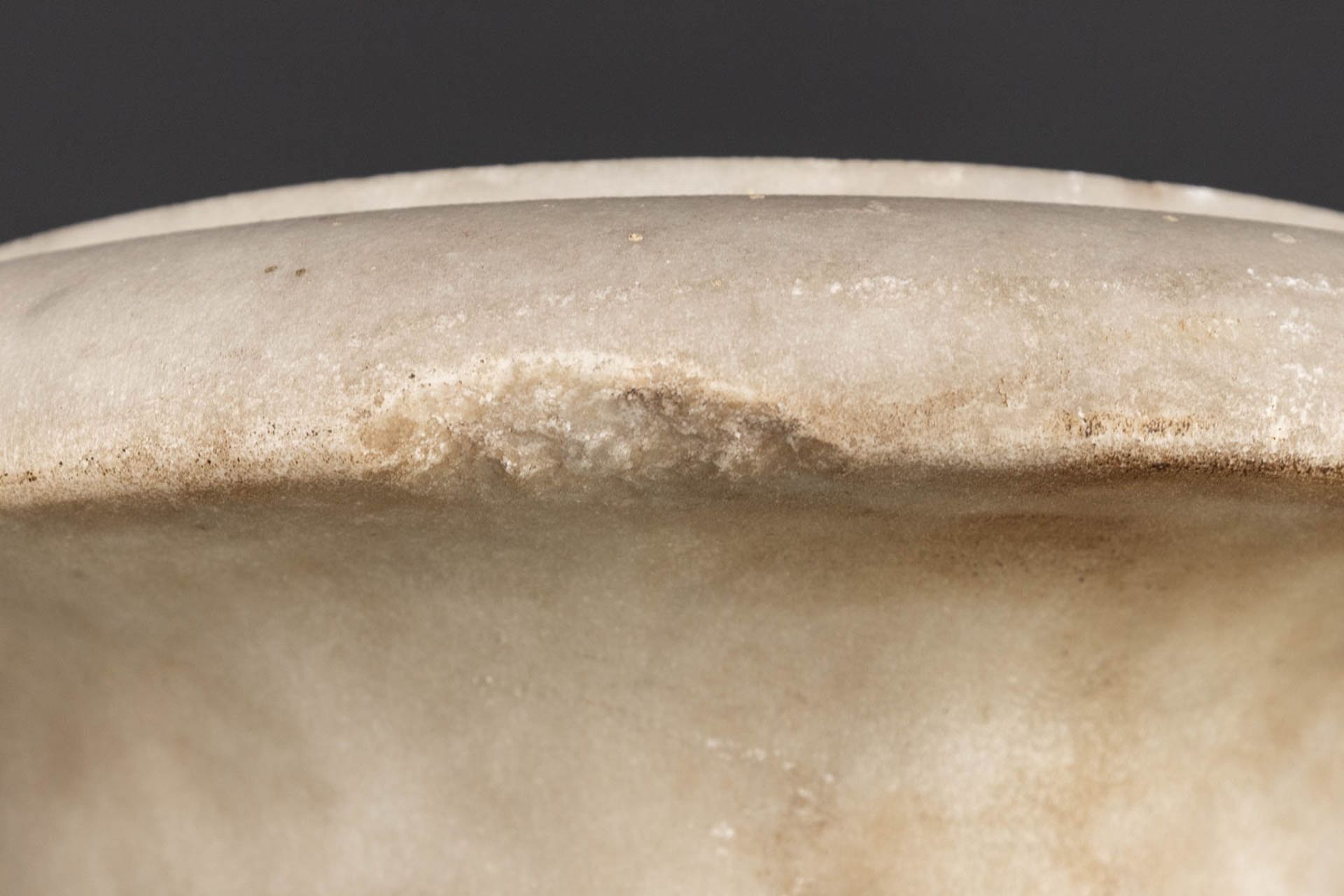 A pair of marble urns 'Medici Vases' made of sculptured marble, 18th C. (H:36 x D:26 cm) - Image 8 of 11
