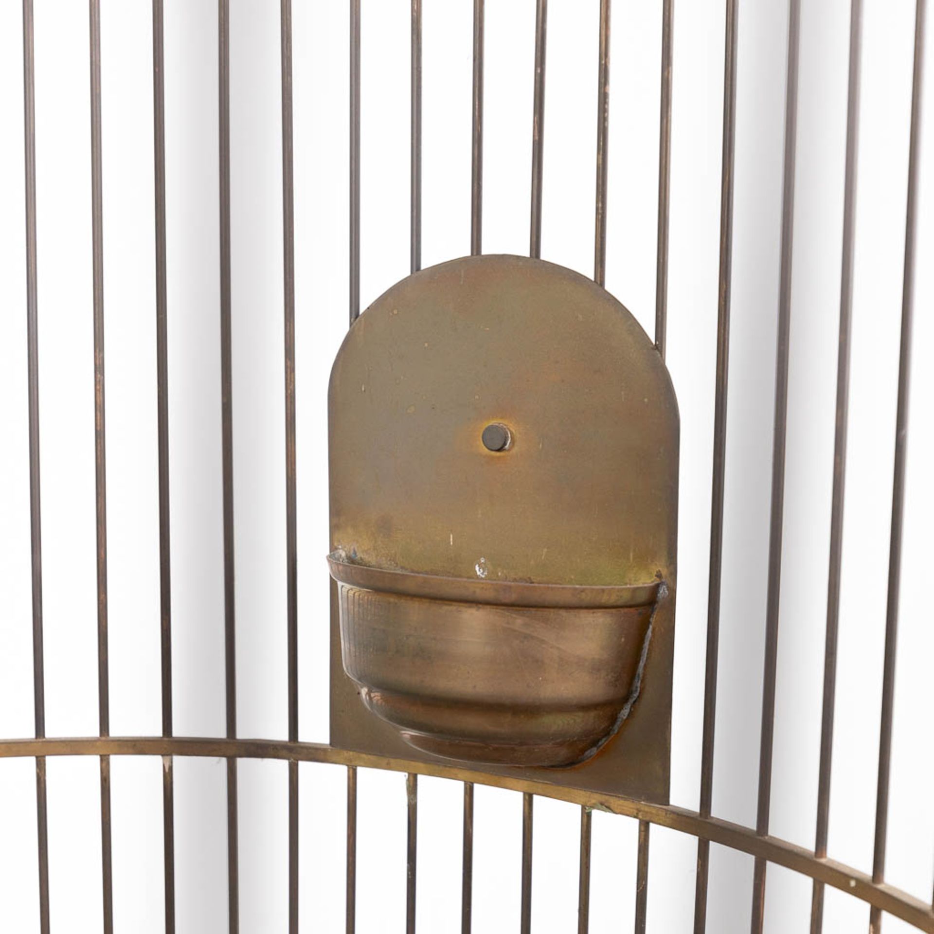 An antique birdcage on a copper stand. Circa 1920. (H:180 x D:58 cm) - Bild 6 aus 13