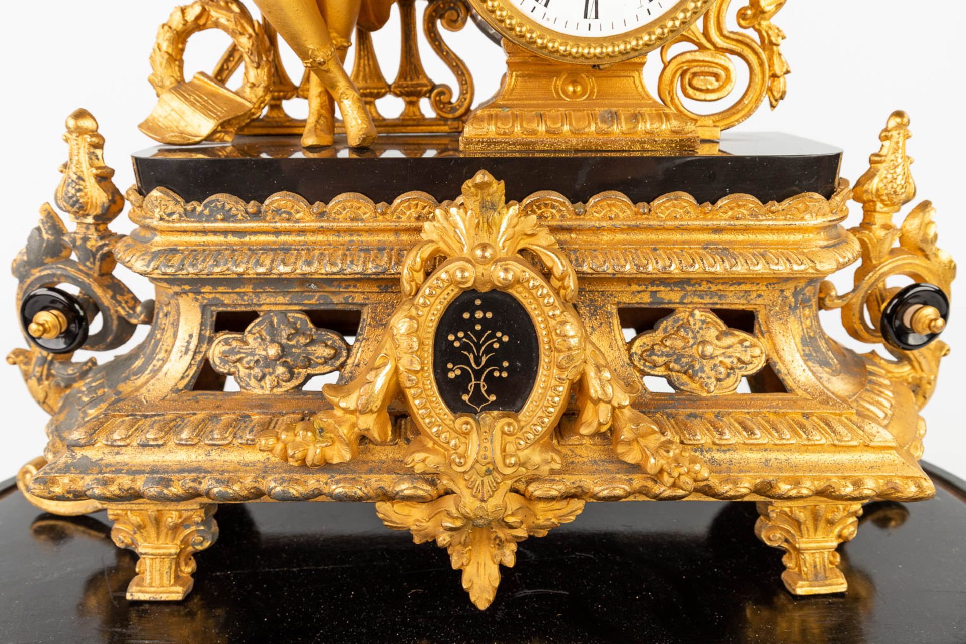 A mantle clock made of gilt spelter, standing under a glass dome. 19th C. (W:40 x H:47 cm) - Bild 11 aus 12