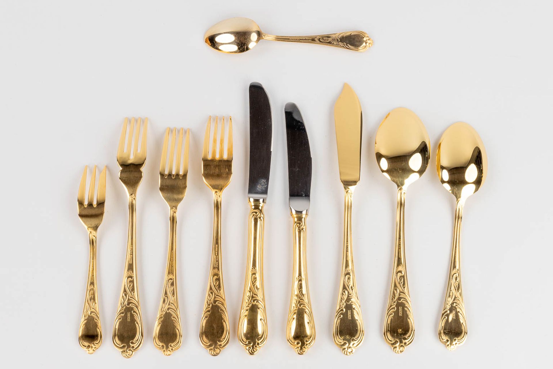 A gold-plated 'Royal Collection Solingen' flatware cutlery set, made in Germany (L:34 x W:45,5 x H:9 - Image 9 of 15