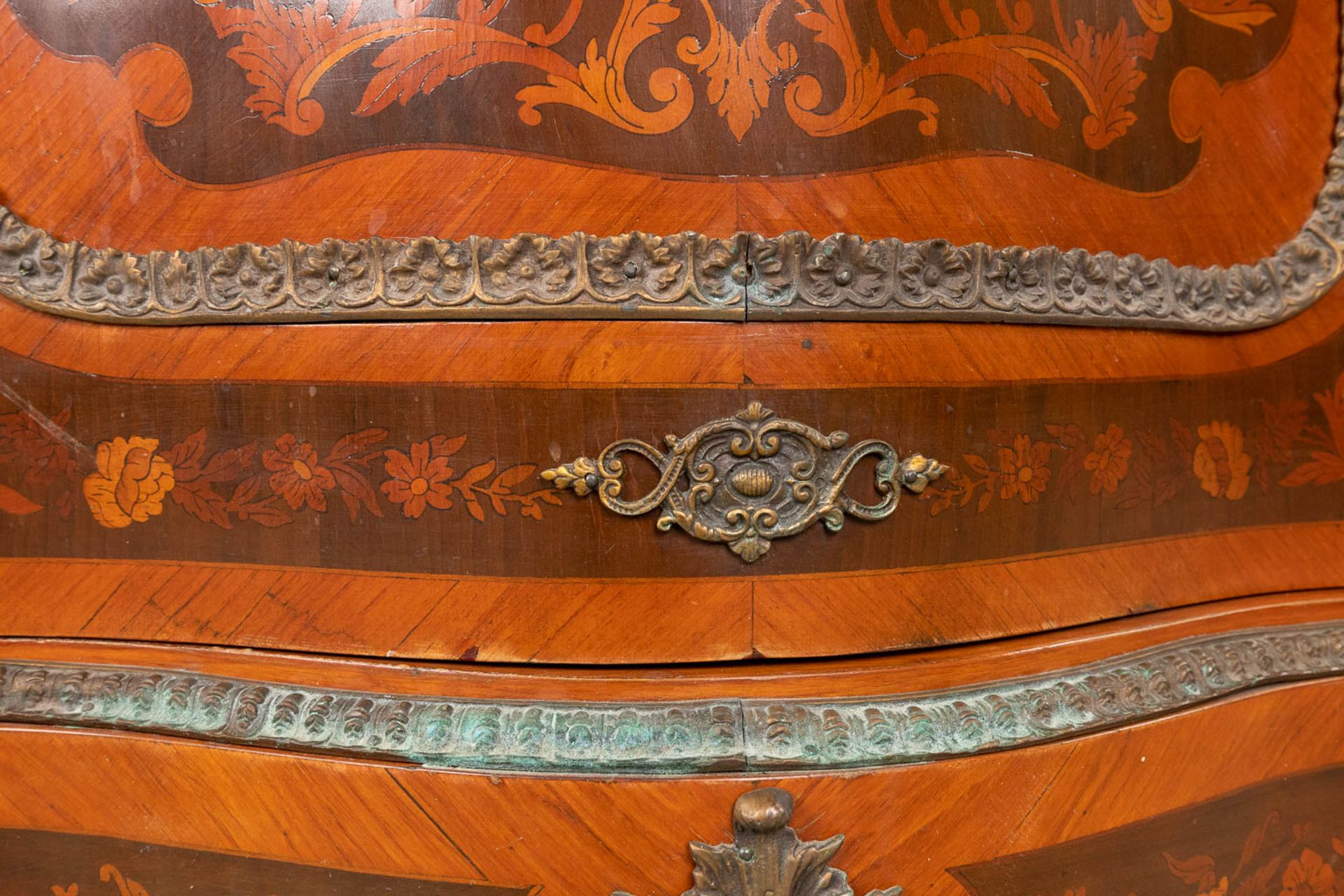 A one door commode, decorated with marquetry inlay and mounted with bronze. 20th century. (L:47 x W - Bild 13 aus 18