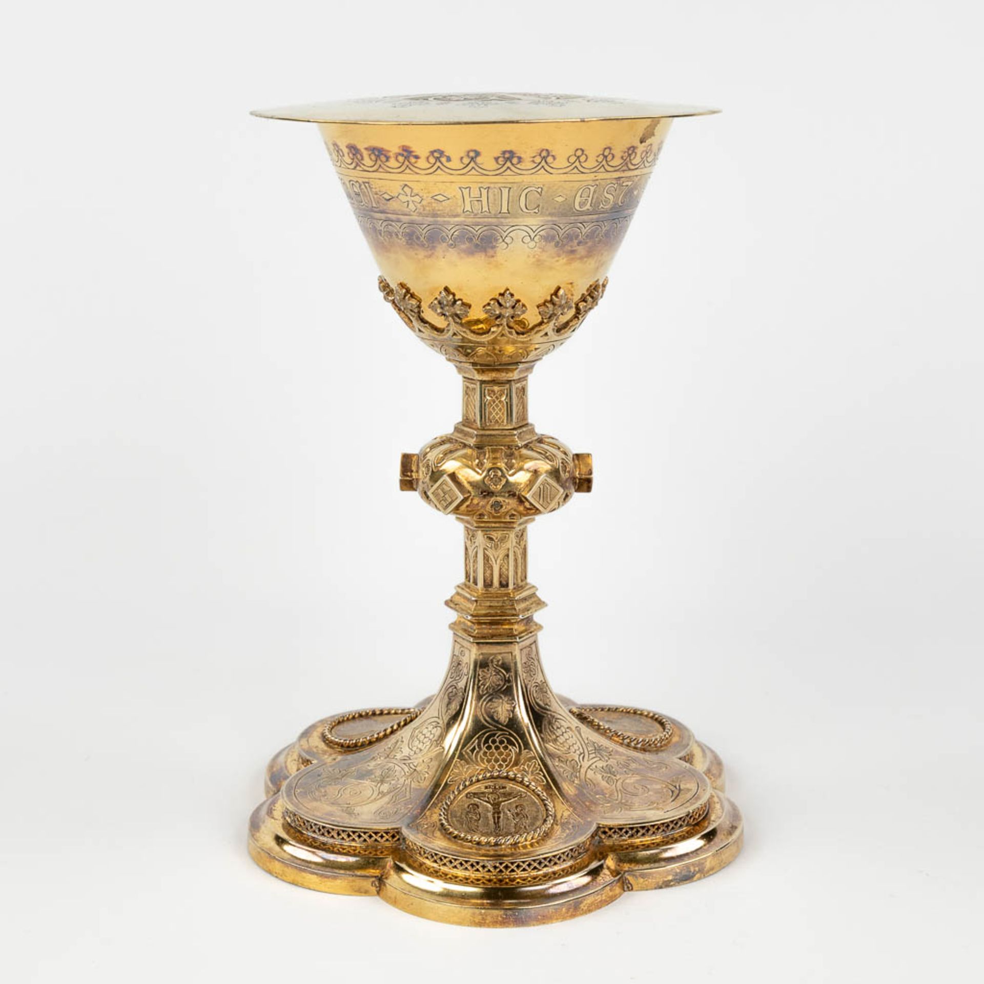 A gothic revival chalice with paten, spoon and sacramental bread box in the original box. (H:22,5 x - Image 21 of 25