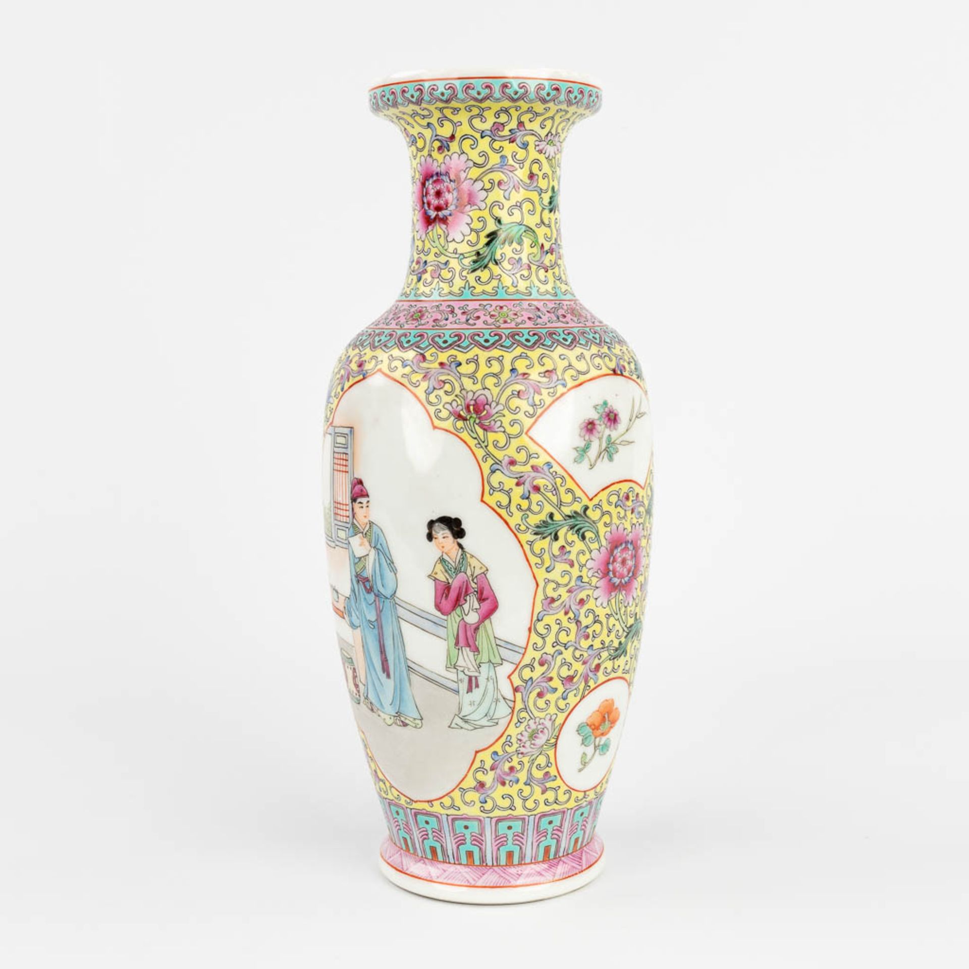A Chinese vase with Famille rose decor. 20th C. (H:30,5 cm) - Bild 9 aus 15