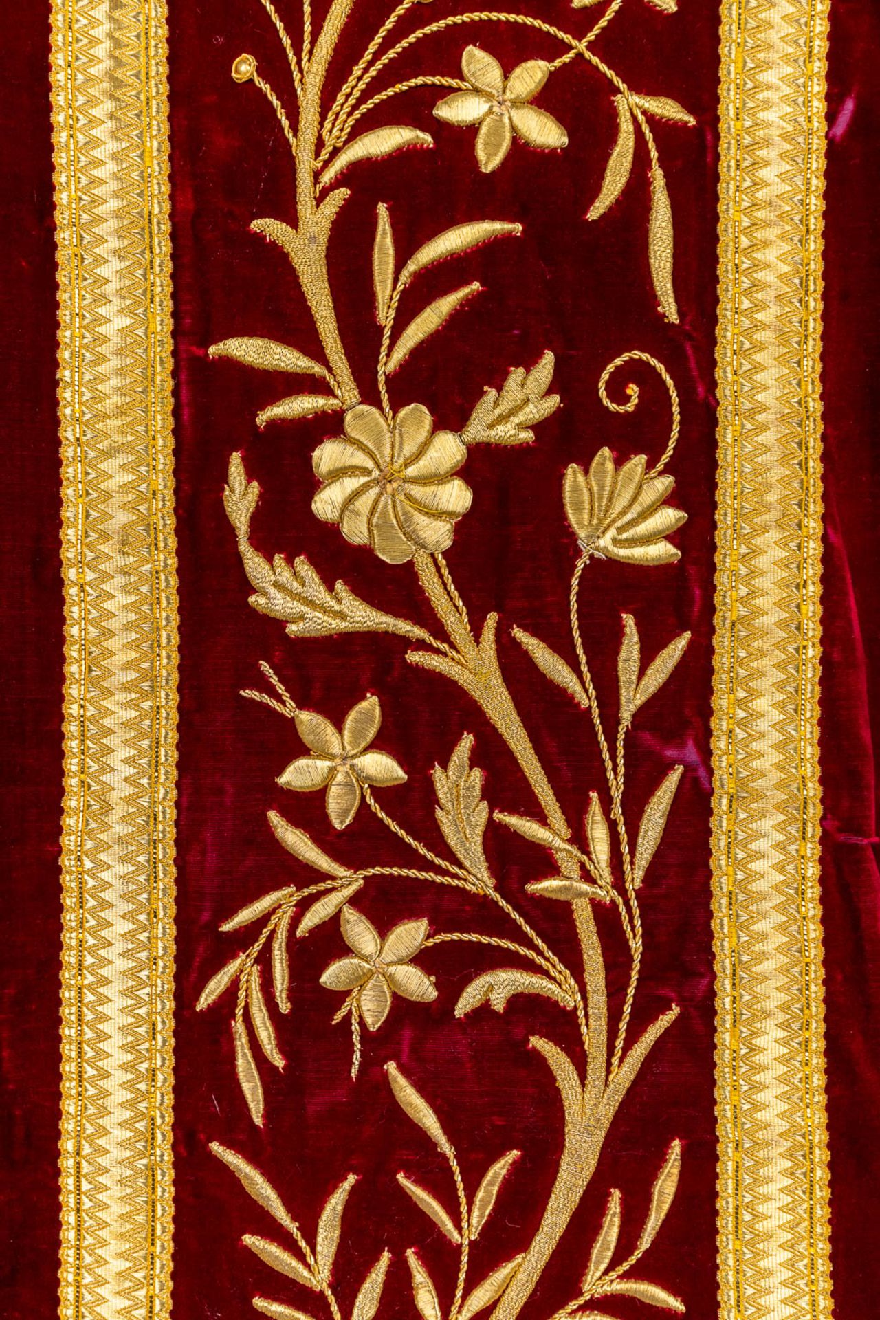 An antique Dalmatic and two Roman Chasubles, embroidered with thick gold thread. (H:108 cm) - Bild 19 aus 29