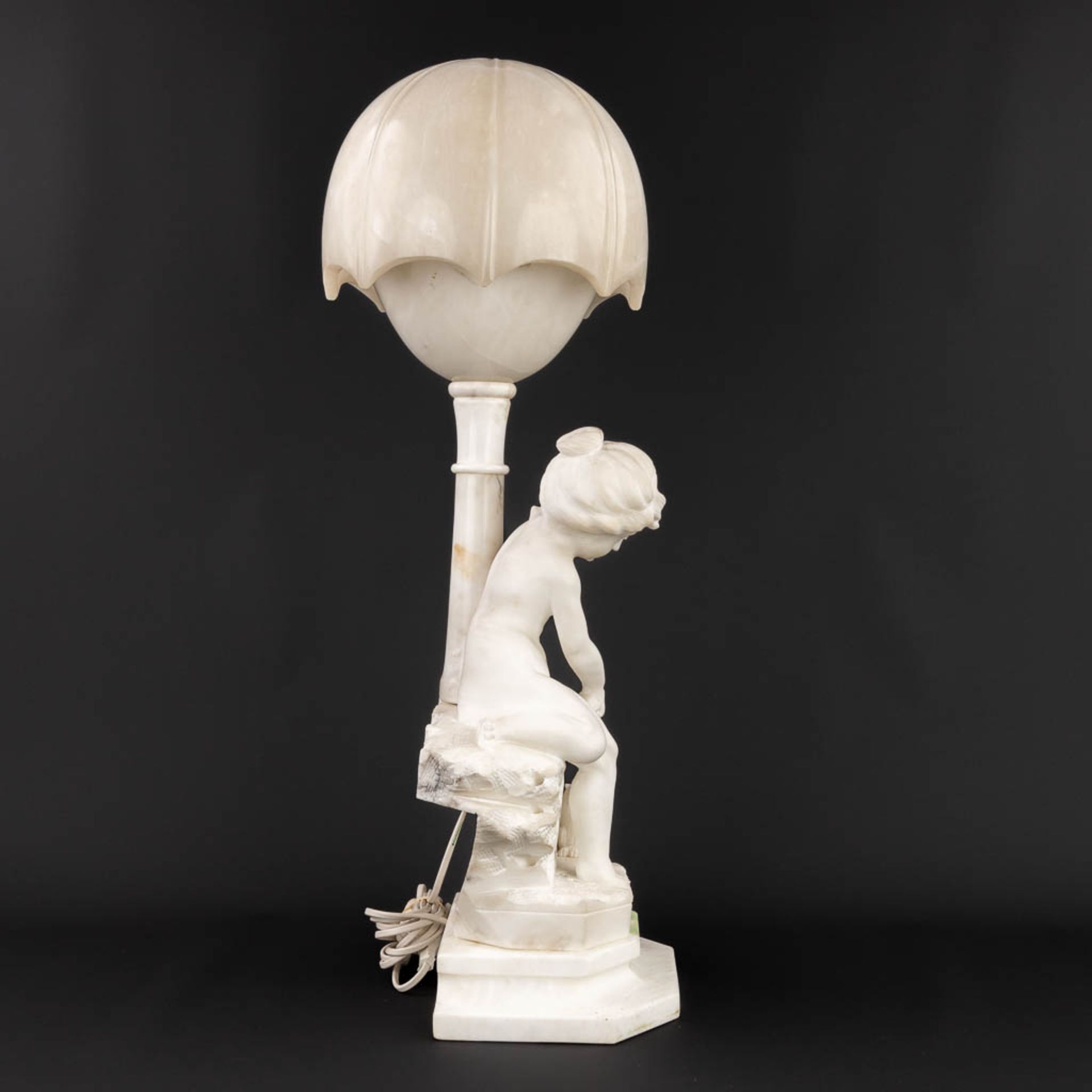 A vintage table lamp, made of sculptured alabaster. Made in Italy, 20th century. (H:71 cm) - Image 6 of 11