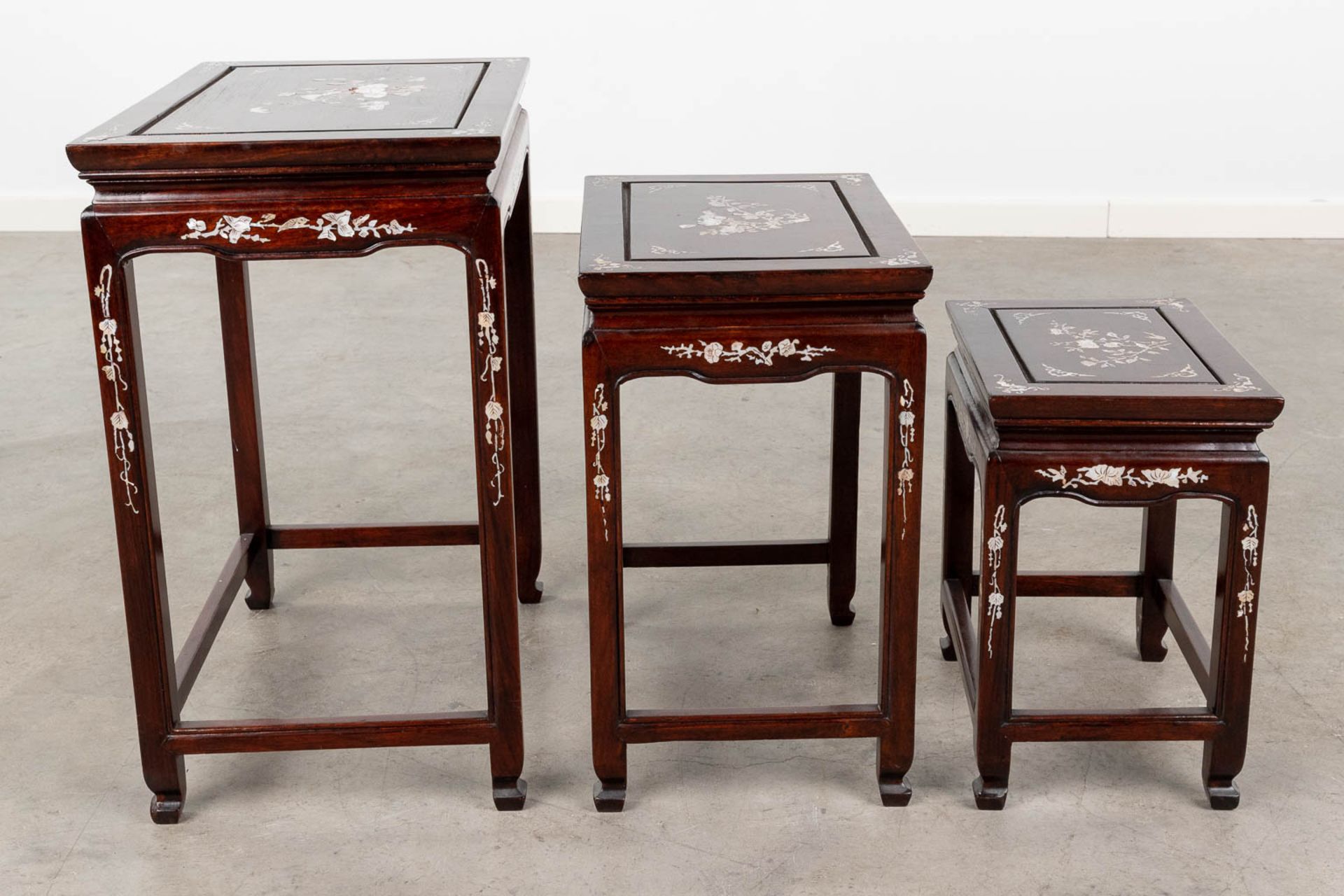 A set of Oriental cigogne side tables and a chair, decorated with mother of pearl. (L:55 x W:55 x H: - Bild 14 aus 18