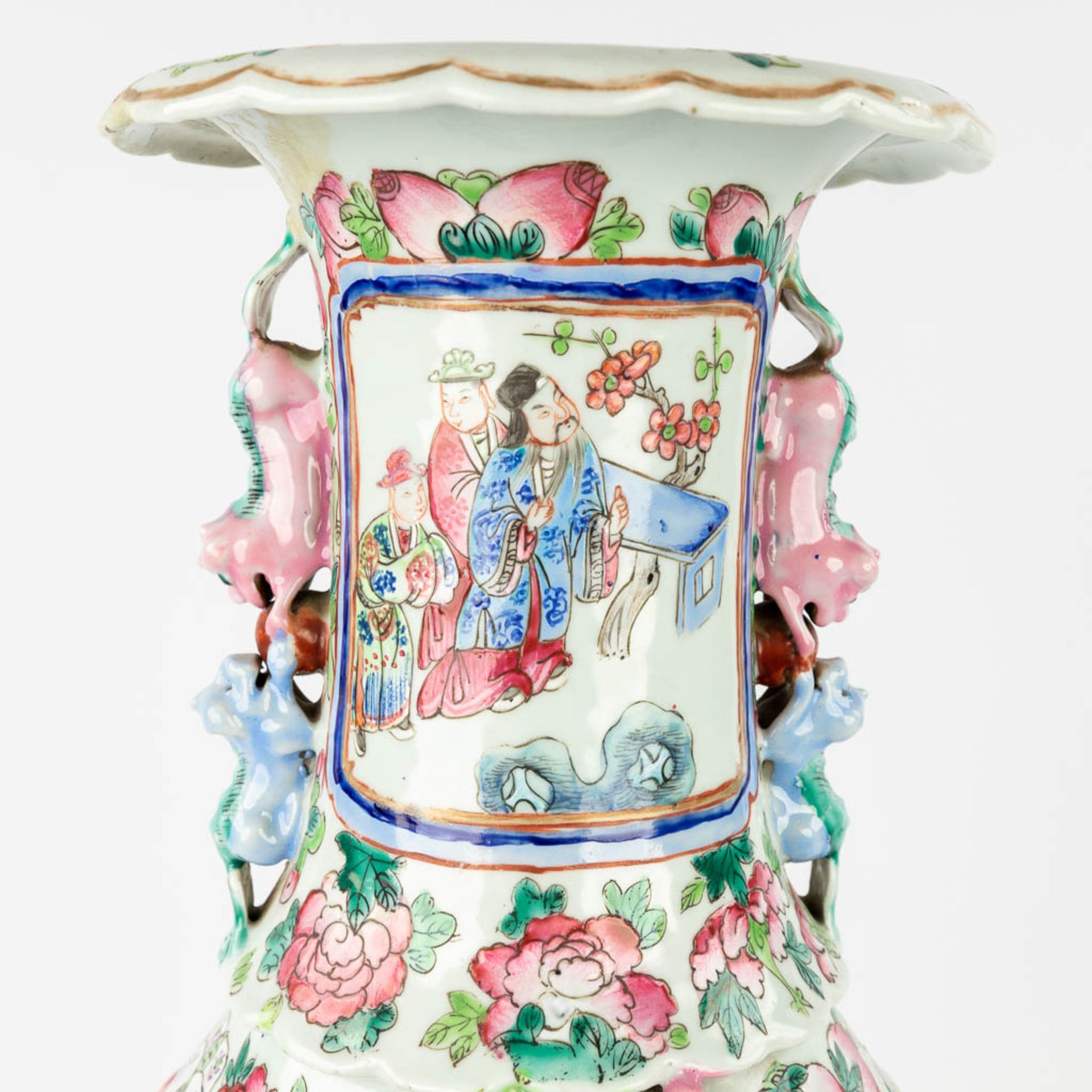 A collection of 2 Chinese vases, Famille rose. 19th/20th C. (H:65 cm) - Bild 18 aus 21