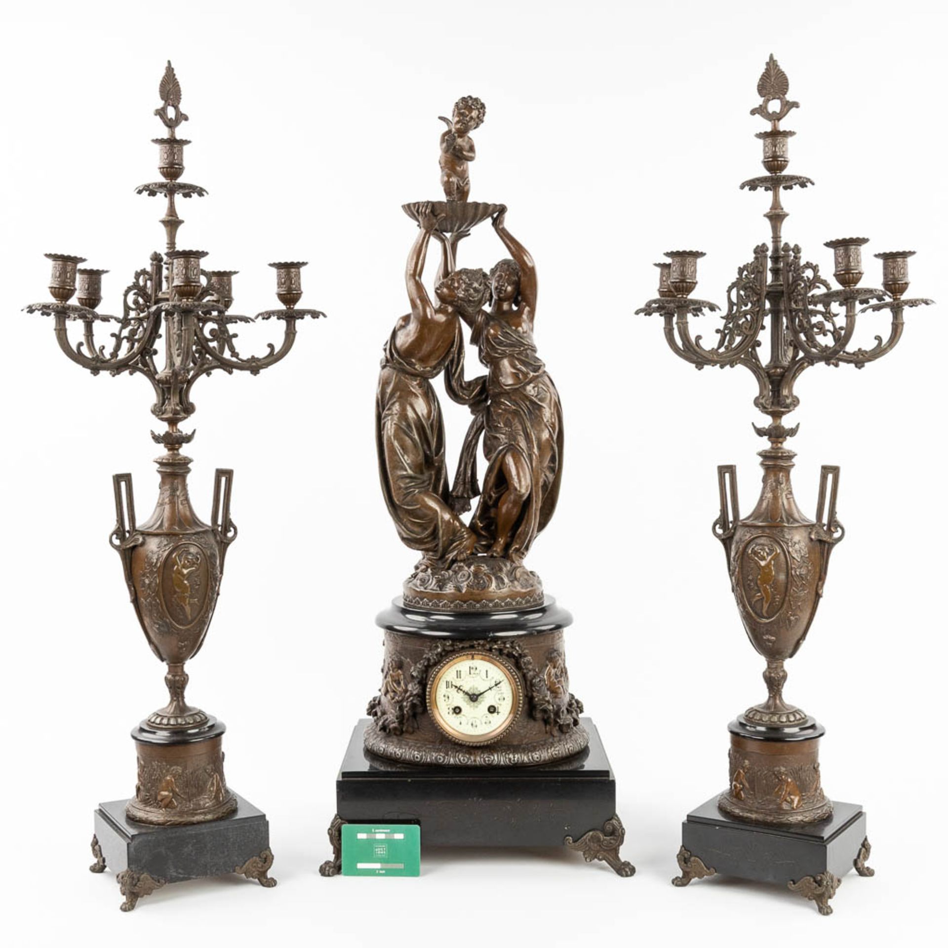 A three-piece garniture clock and candelabra, made of spelter and decorated with female figurines. ( - Bild 2 aus 16