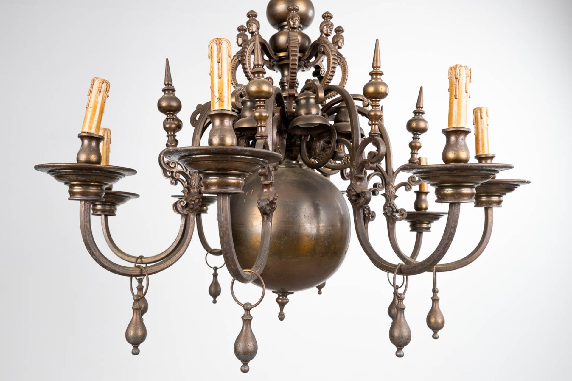 A large Flemish chandelier made of bronze, decorated with a figurine riding a mythological creature. - Bild 3 aus 11