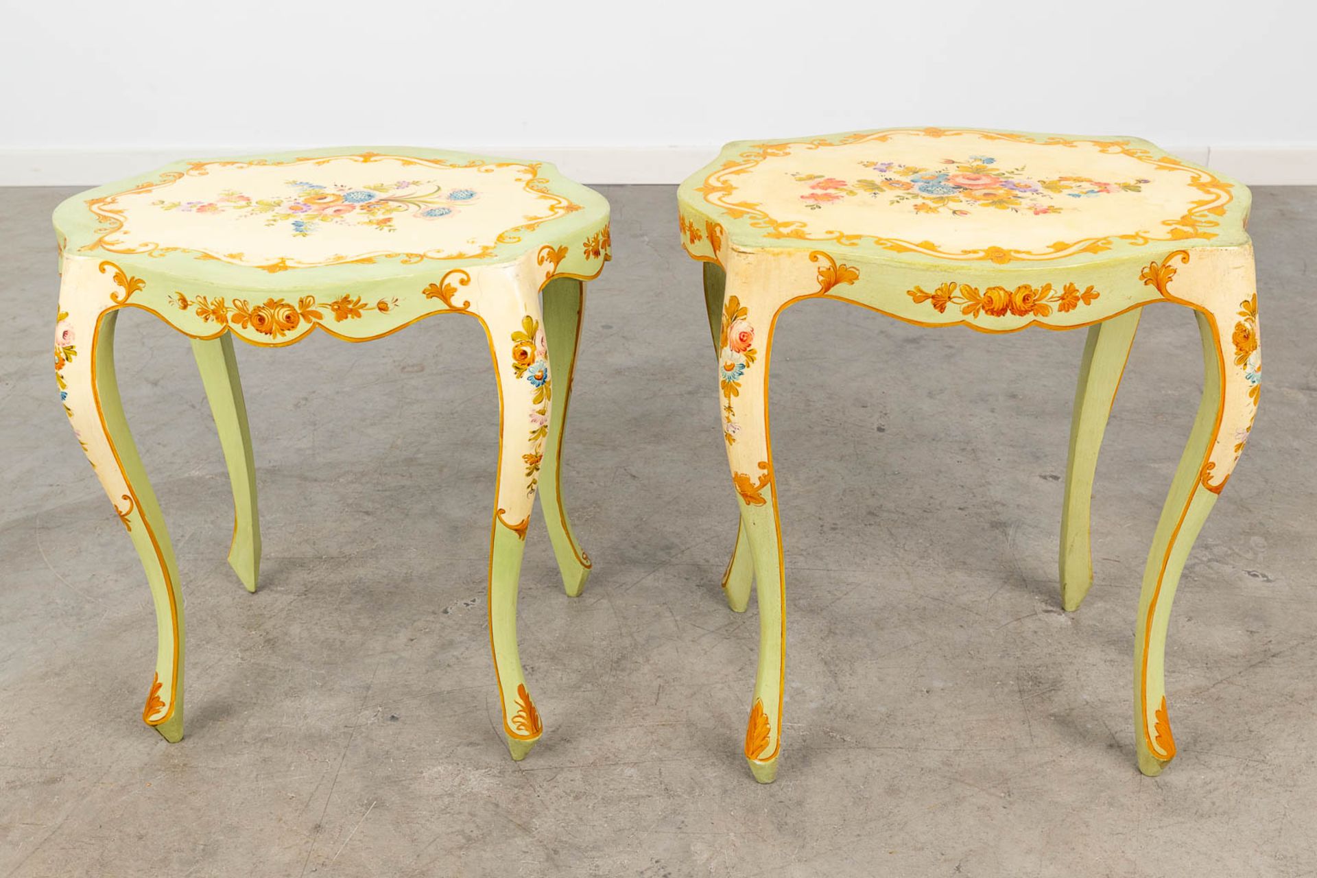 A pair of side tables with removable serving tray, decorated with hand-painted flowers. Italy, circa - Image 4 of 11