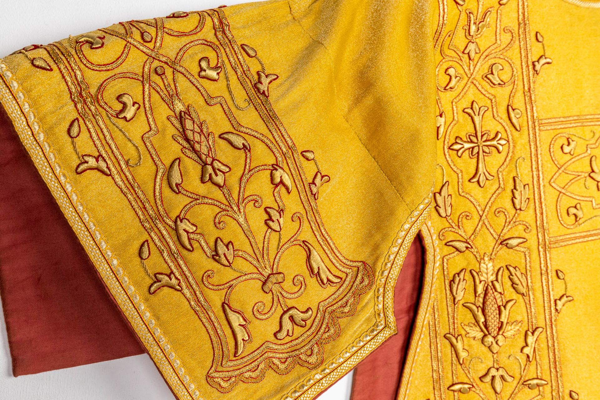 An identical pair of Dalmatics with embroidered thick gold thread and decorated with floral motives. - Bild 15 aus 15