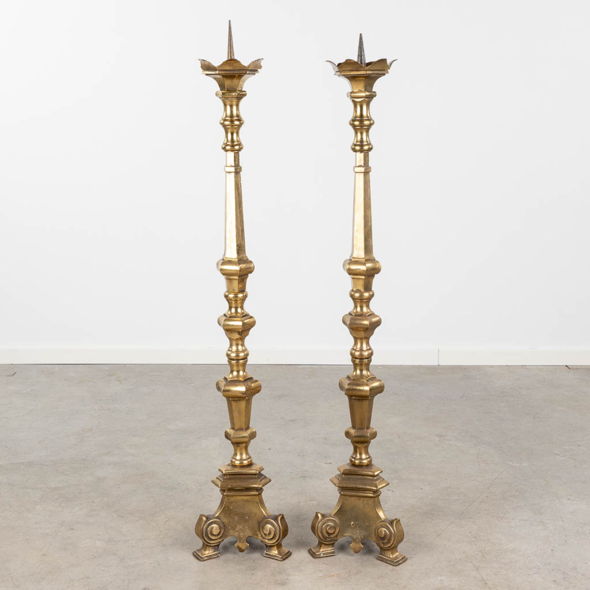 A pair of church candlesticks made of bronze. 20th century. (H:125 cm) - Bild 5 aus 9