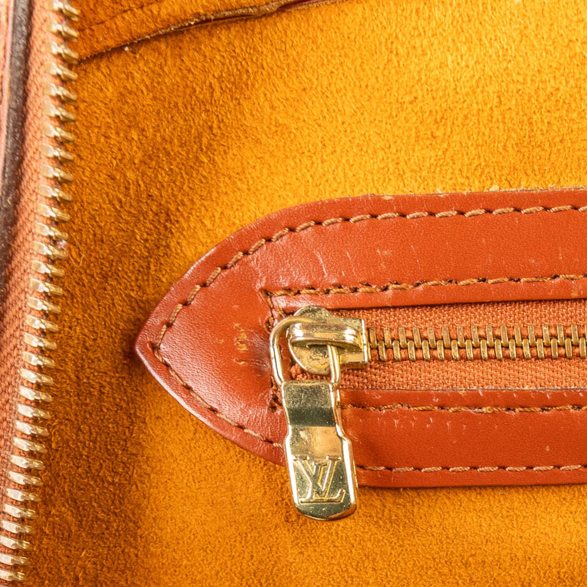 Louis Vuitton, a briefcase made of leather. (W:42 x H:32 cm) - Bild 19 aus 20