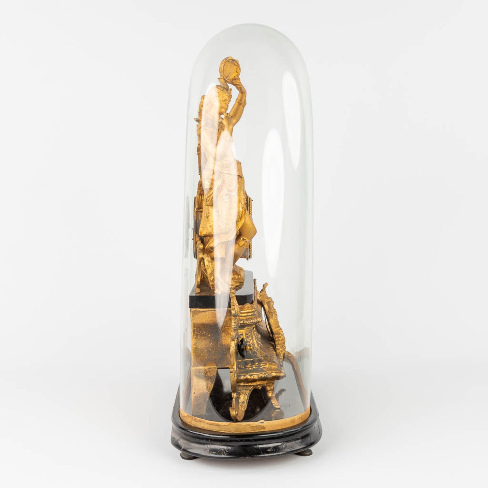 A mantle clock made of gilt spelter, standing under a glass dome. 19th C. (W:40 x H:47 cm) - Bild 5 aus 12