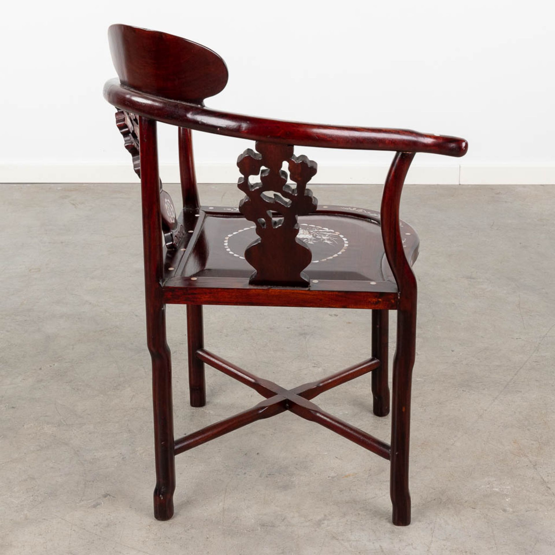 A set of Oriental cigogne side tables and a chair, decorated with mother of pearl. (L:55 x W:55 x H: - Bild 5 aus 18