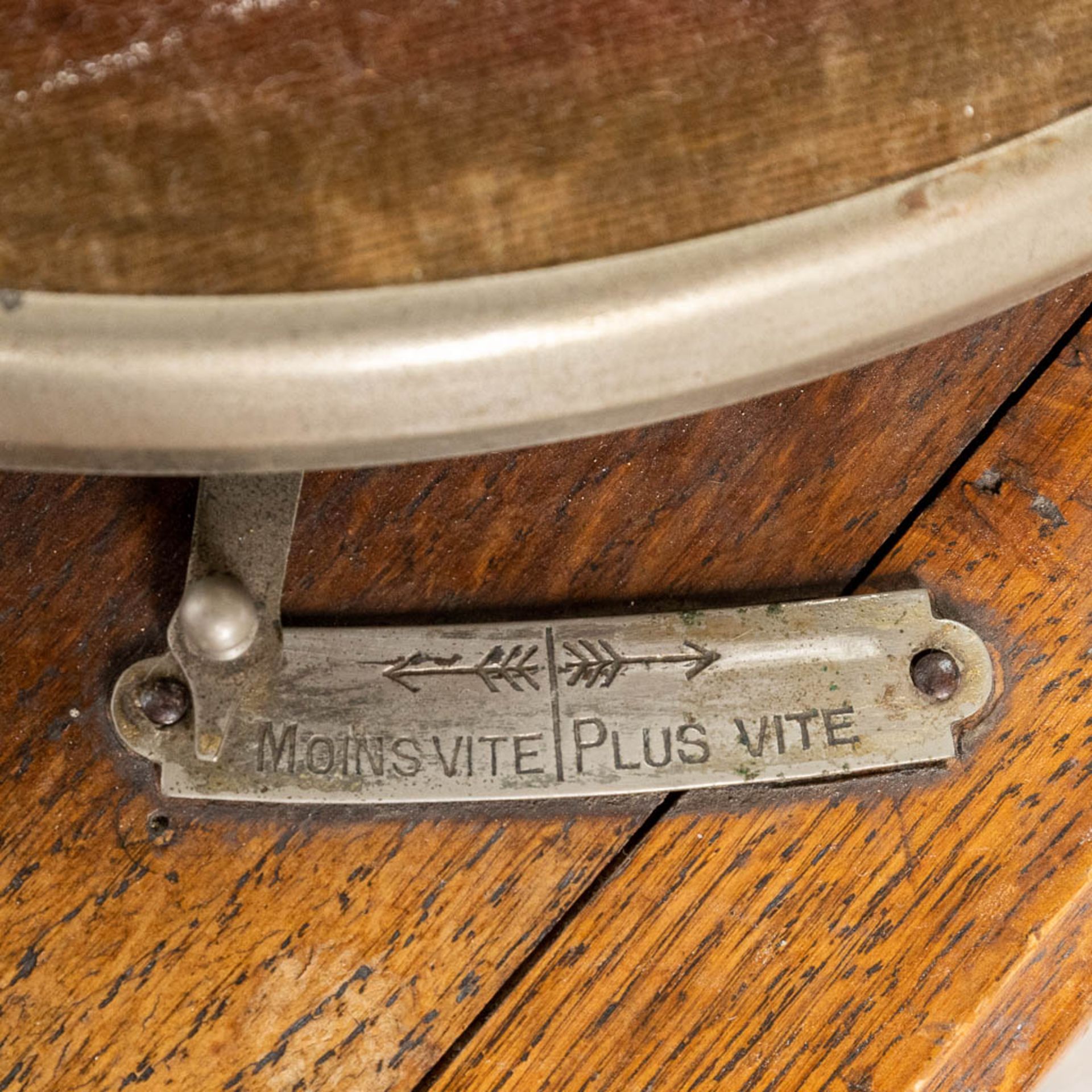 PathŽ, an antique gramophone with a copper horn. (L:45 x W:45 x H:90 cm) - Bild 11 aus 16