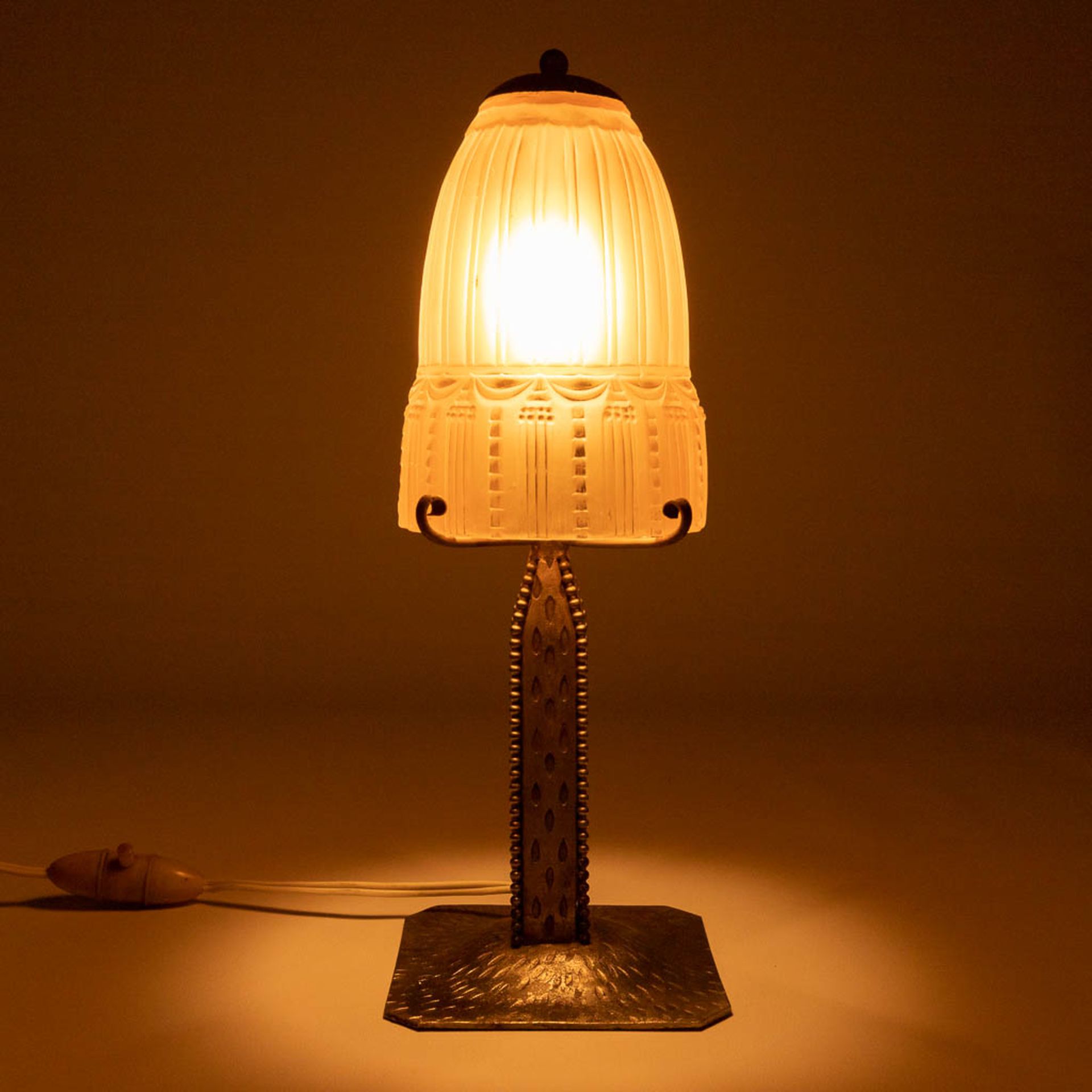 A wrought iron table lamp with lamp shade in satin glass, made by Muller Frres Luneville (L:11 x W: - Image 5 of 11