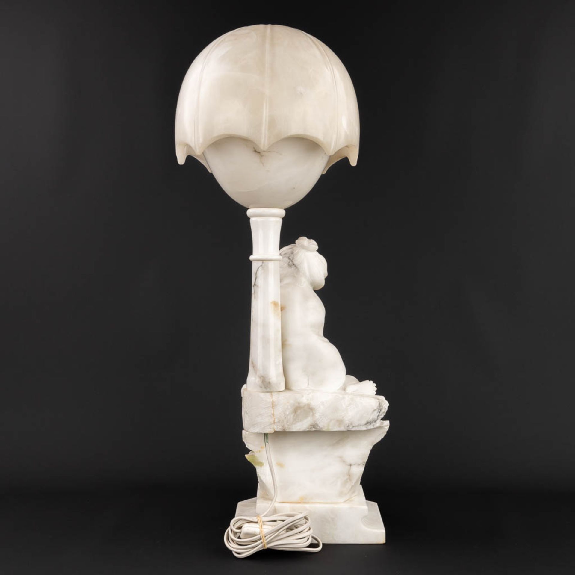 A vintage table lamp, made of sculptured alabaster. Made in Italy, 20th century. (H:71 cm) - Image 5 of 11
