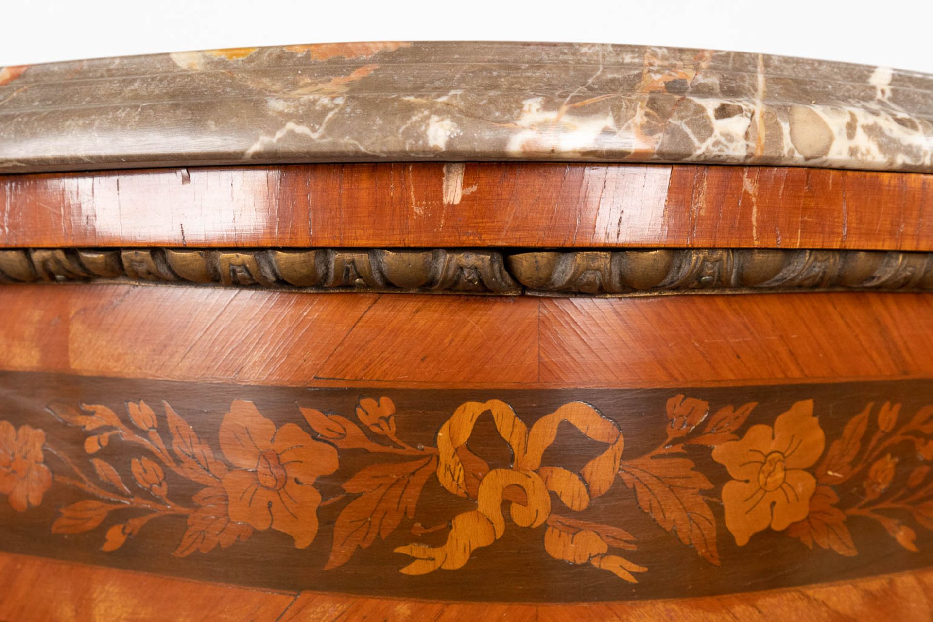 A one door commode, decorated with marquetry inlay and mounted with bronze. 20th century. (L:47 x W - Bild 10 aus 18