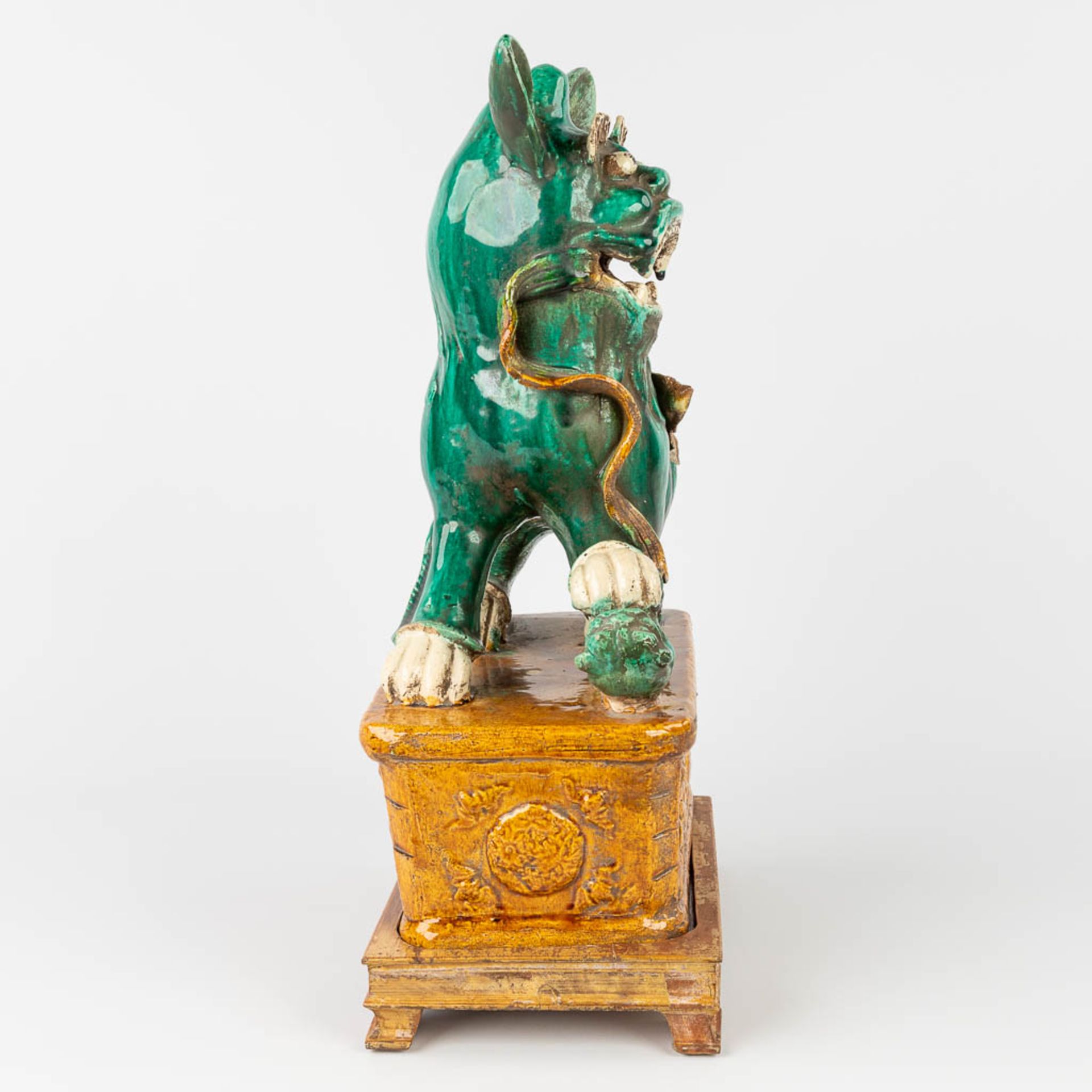 A large foo dog made of glazed stoneware. 20th century. (L:17 x W:38 x H:49 cm) - Image 4 of 15