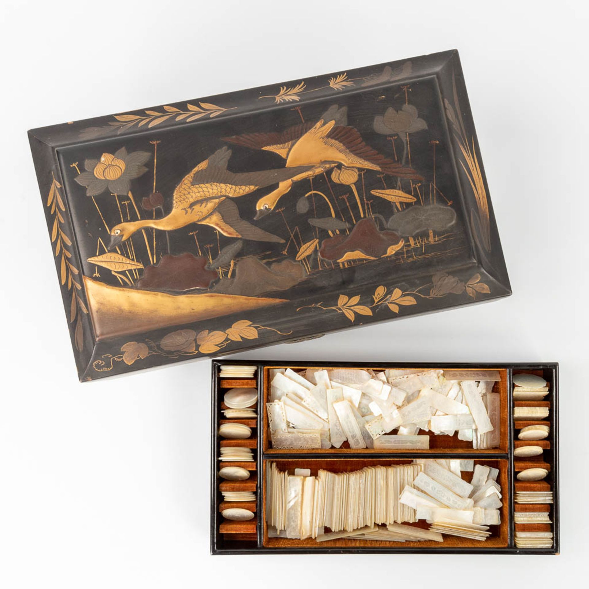 A game box with decor of fauna and flora, filled with Chinese mother of pearl inlay. (L:20 x W:35 x - Bild 16 aus 16