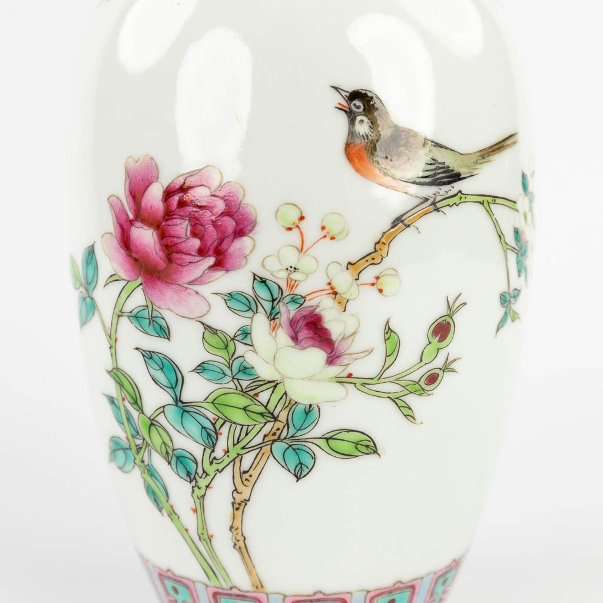 A pair of young Chinese vases decorated with fauna and flora. 20th C. (H:17,5 cm) - Bild 12 aus 14