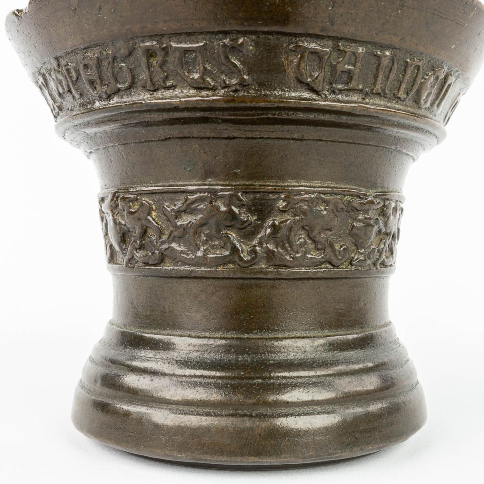 An antique mortar, made of bronze and marked 'Petrus Vanden Gheyn Me ficit 1580'. 16th C. (H:10,5 x - Image 11 of 15