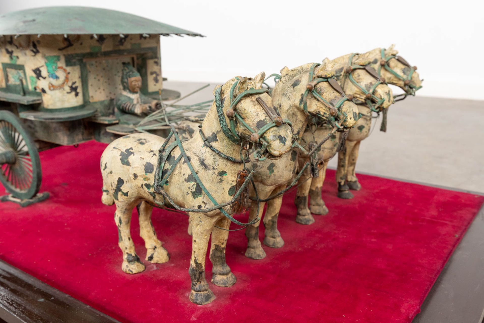 A Chinese horse-drawn carriage, made of bronze and metal, after the terracotta army of Siam. (L:45 - Bild 7 aus 13