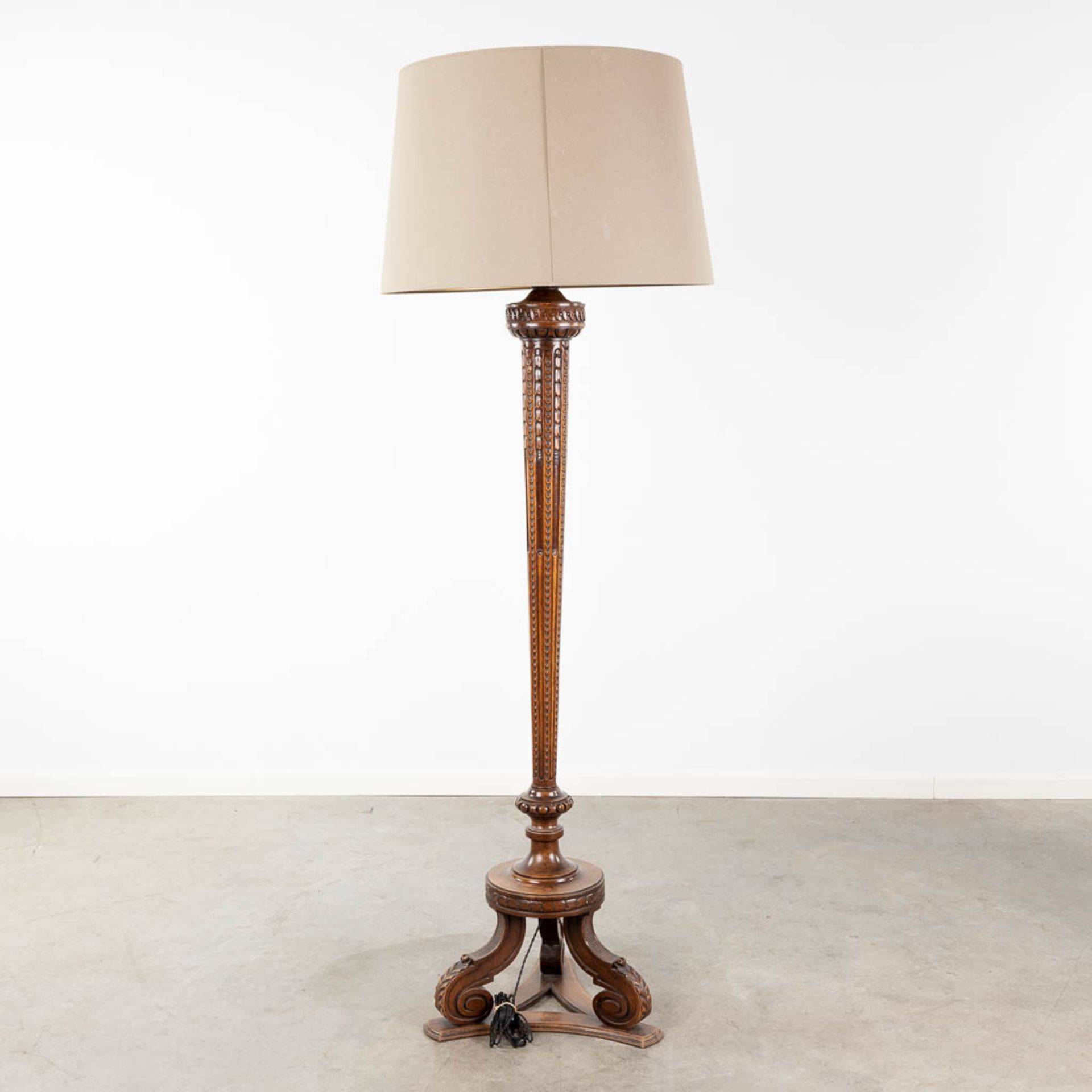 A wood sculptured standing lamp, circa 1920. (L:42 x W:42 x H:188 cm) - Image 4 of 11
