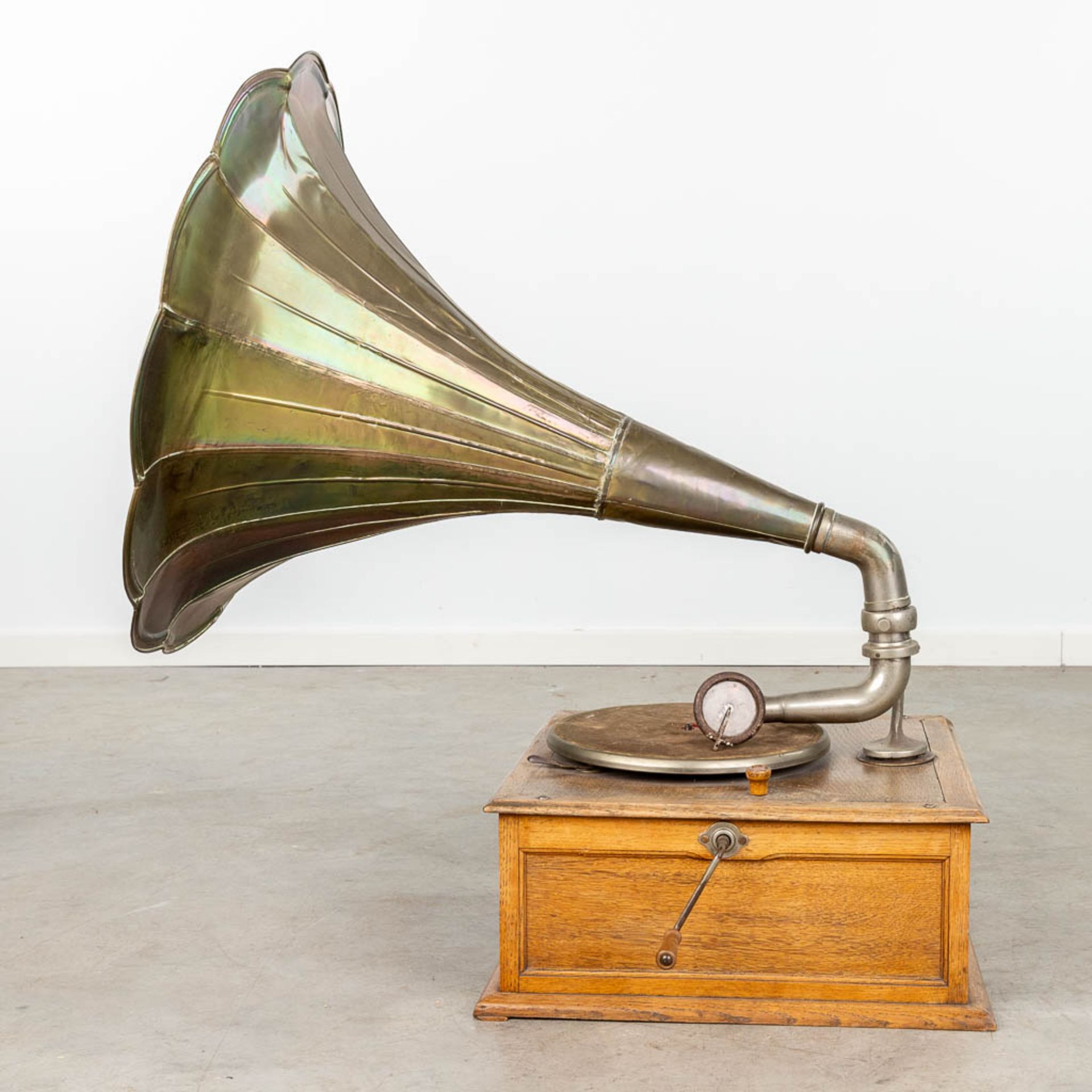 PathŽ, an antique gramophone with a copper horn. (L:45 x W:45 x H:90 cm) - Bild 7 aus 16