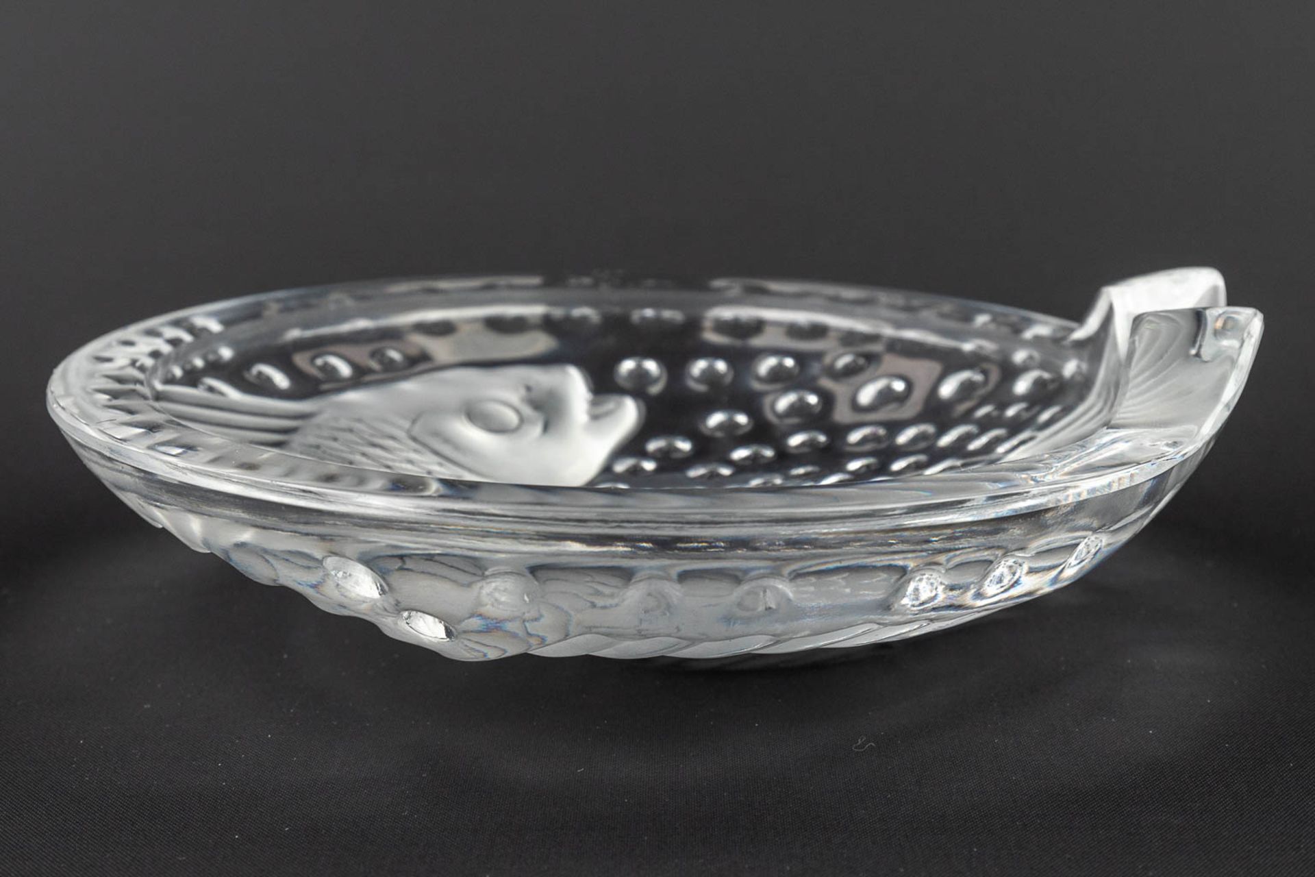 Lalique France, a bowl decorated with a fish and made of glass. (W:15,8 x H:4,5 cm) - Bild 3 aus 11