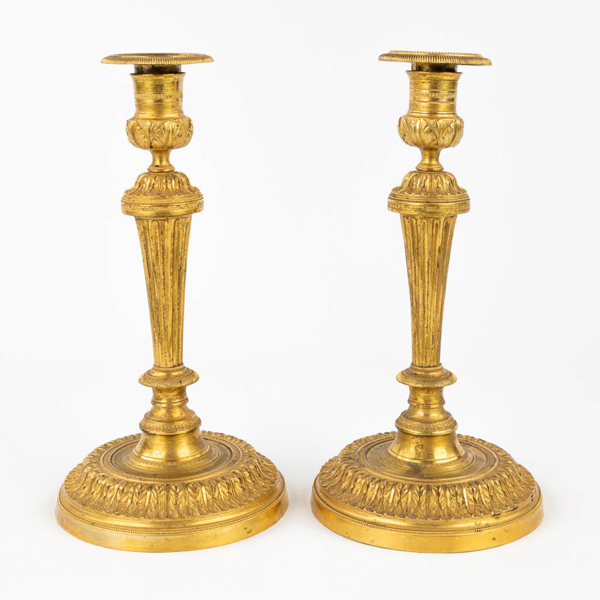 A pair of candlesticks made of gilt bronze in Louis XVI style. 19th C. (H:26 cm) - Bild 5 aus 9