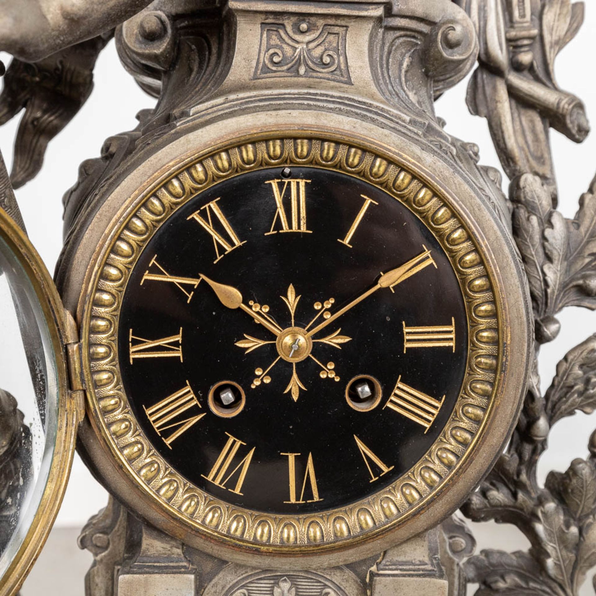 A three-piece mantle garniture clock with an 'Ambiorix' figurine, made of spelter. (L:19 x W:49 x H - Bild 13 aus 16