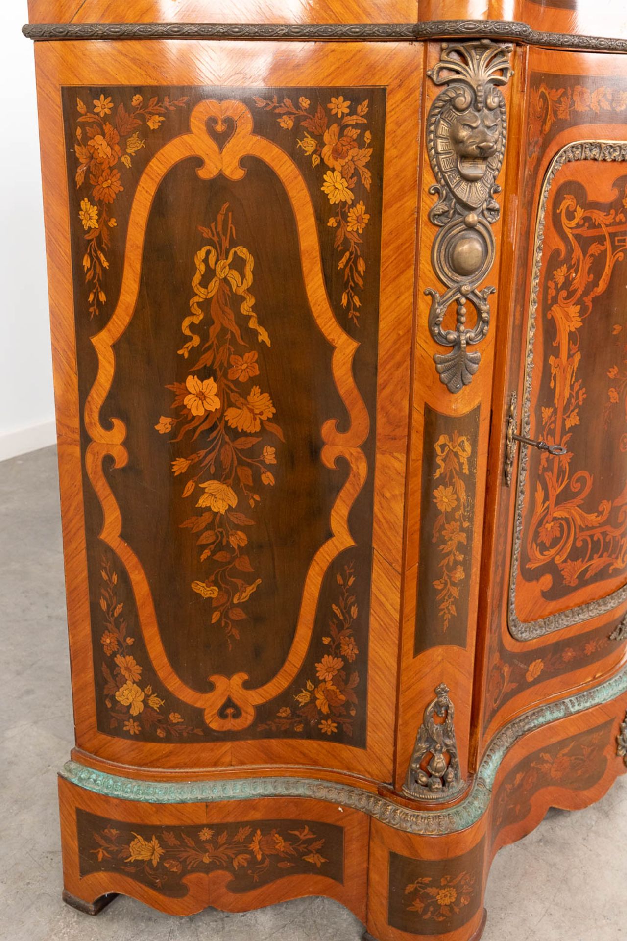 A one door commode, decorated with marquetry inlay and mounted with bronze. 20th century. (L:47 x W - Bild 15 aus 18