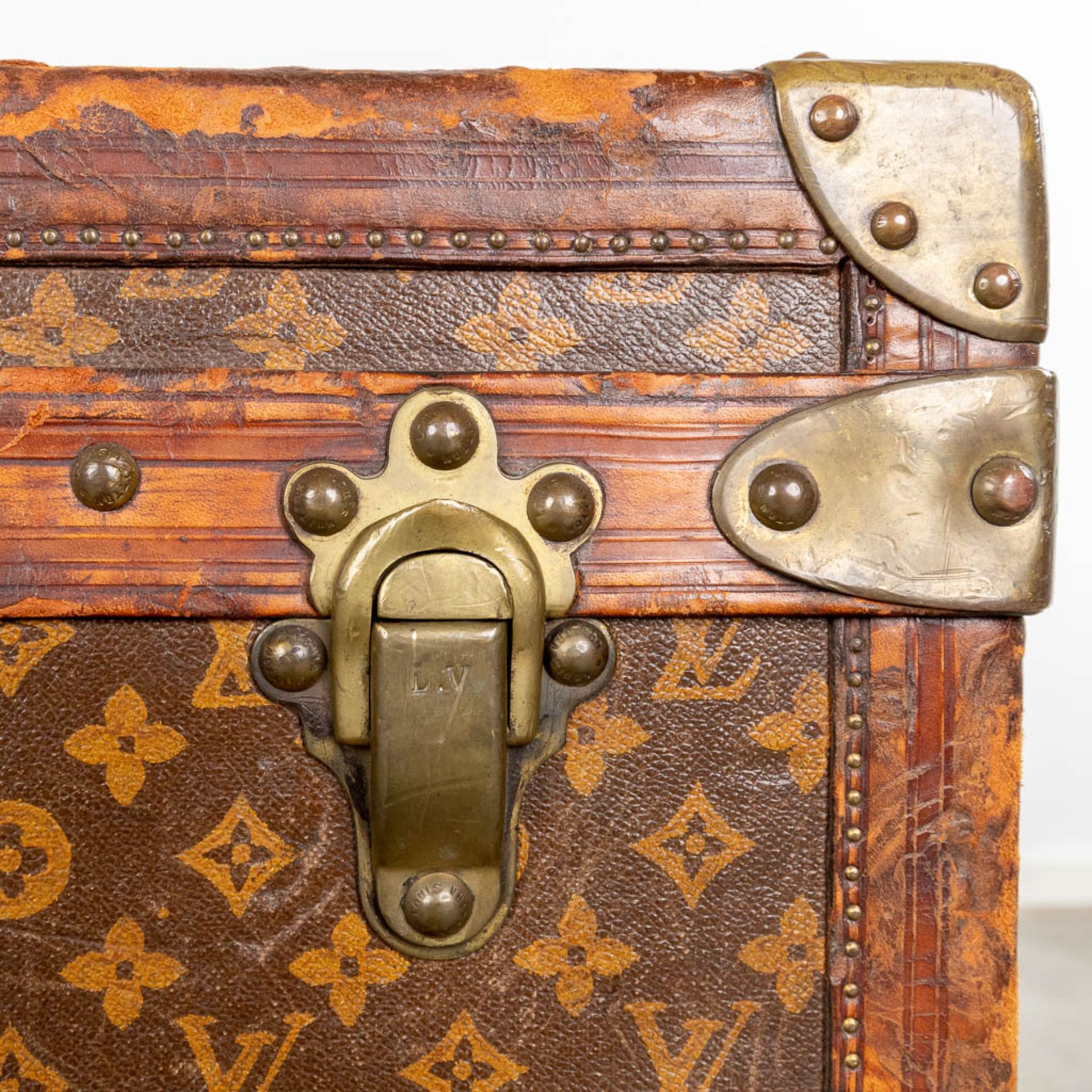 Louis Vuitton, a large and antique suitcase. (L:63 x W:113 x H:72 cm) - Bild 11 aus 25