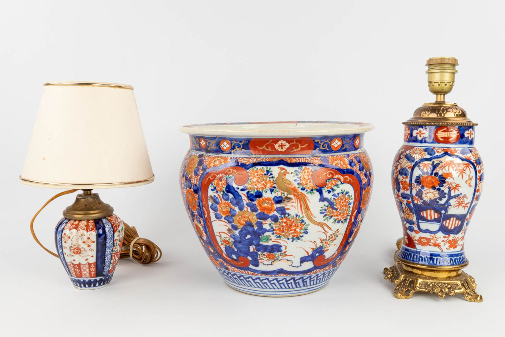 A collection of 30 pieces of porcelain and faience and porcelain, made in Japan, Imari. (H:25,5 x D: - Image 3 of 14