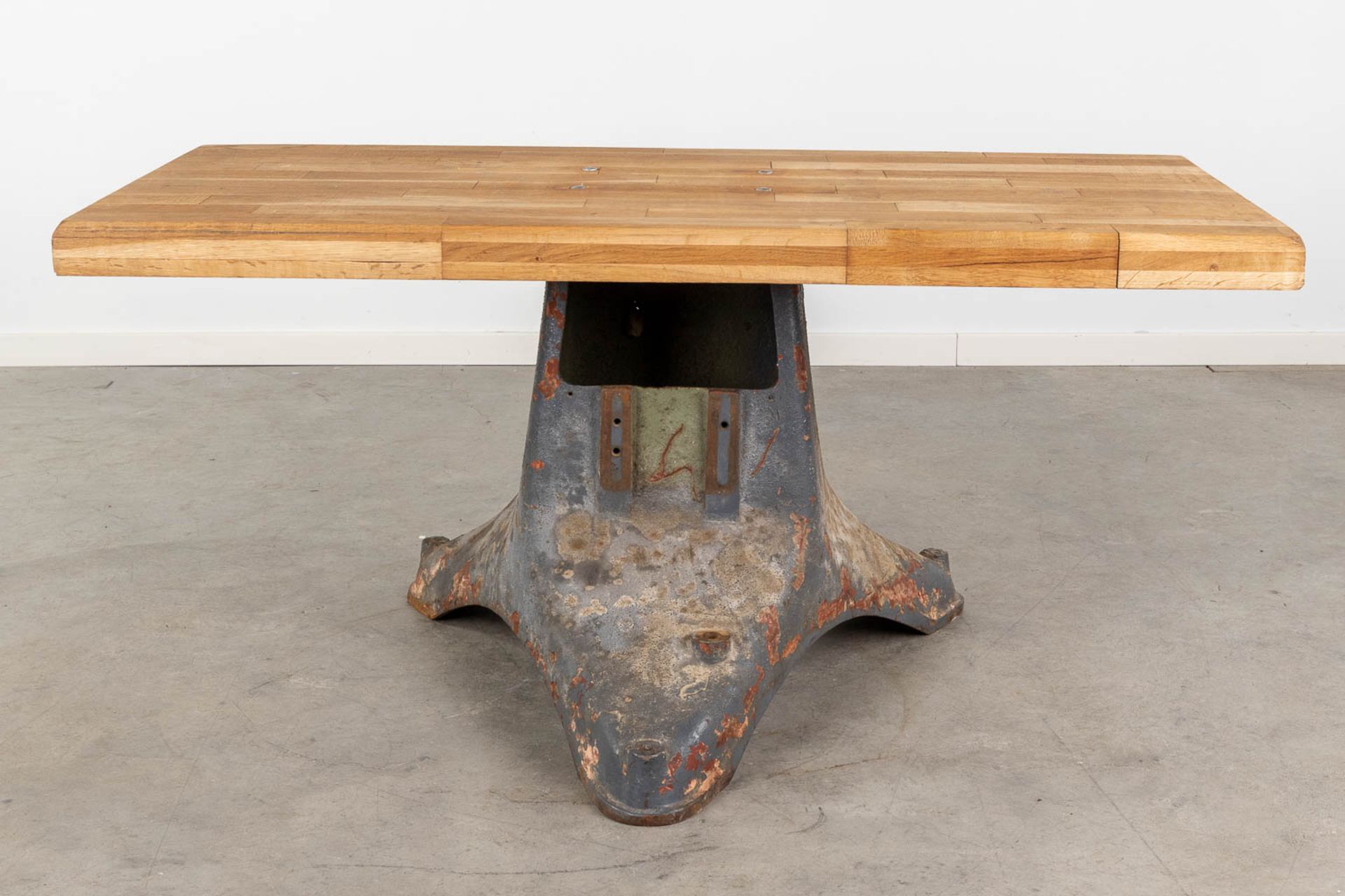 An industrial coffee table, standing on a metal base. (L:67 x W:138 x H:65 cm) - Bild 5 aus 9