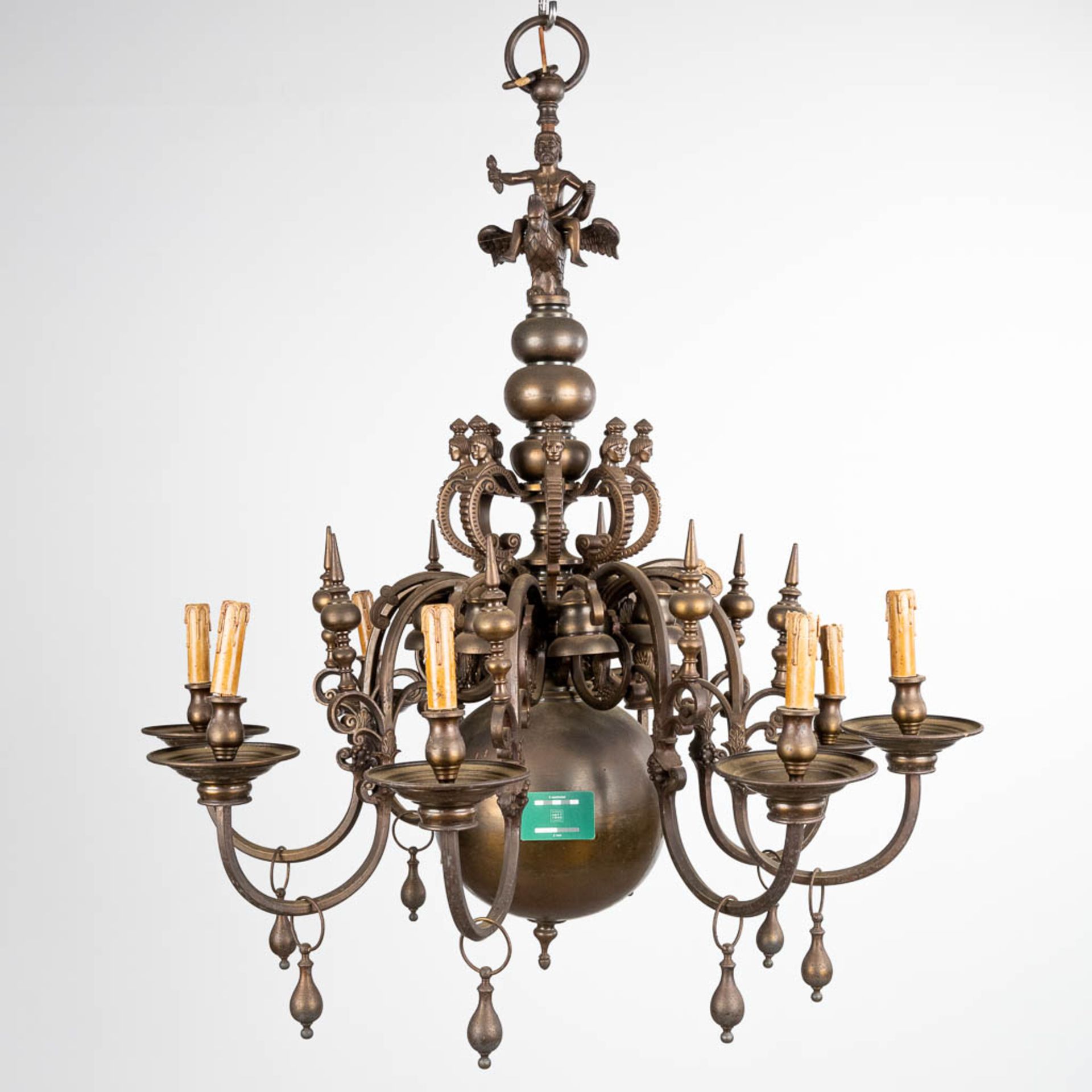 A large Flemish chandelier made of bronze, decorated with a figurine riding a mythological creature. - Bild 2 aus 11