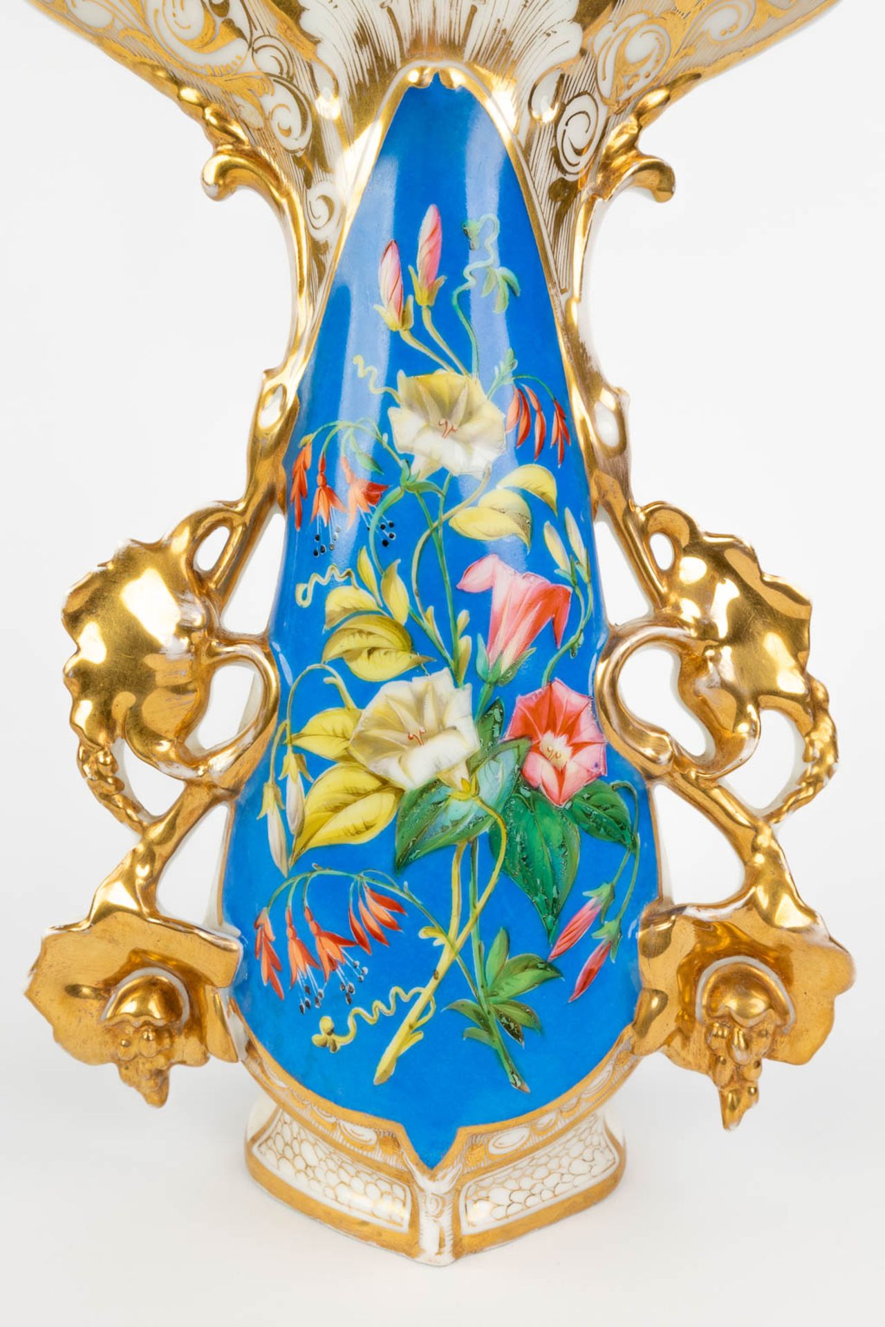 Vieux Bruxelles, A pair of vases with gold and blue decor and decorated with flowers (W:21 x H:32 cm - Bild 12 aus 13