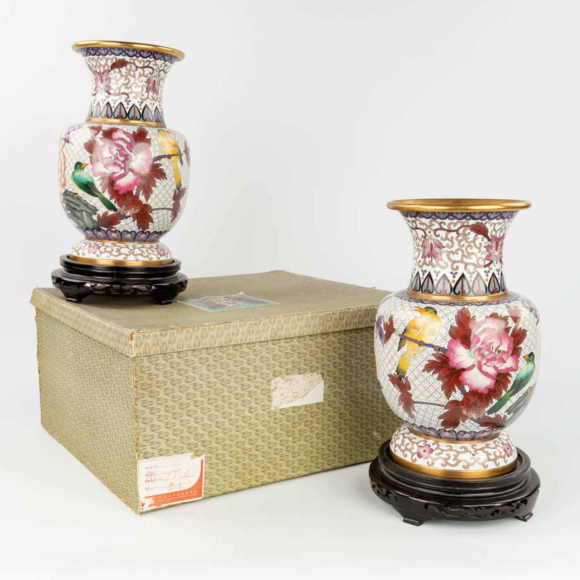 A pair of cloisonnŽ vases with flower and bird decor, in the original box. (H:31 x D:19 cm) (H:31 - Bild 3 aus 19