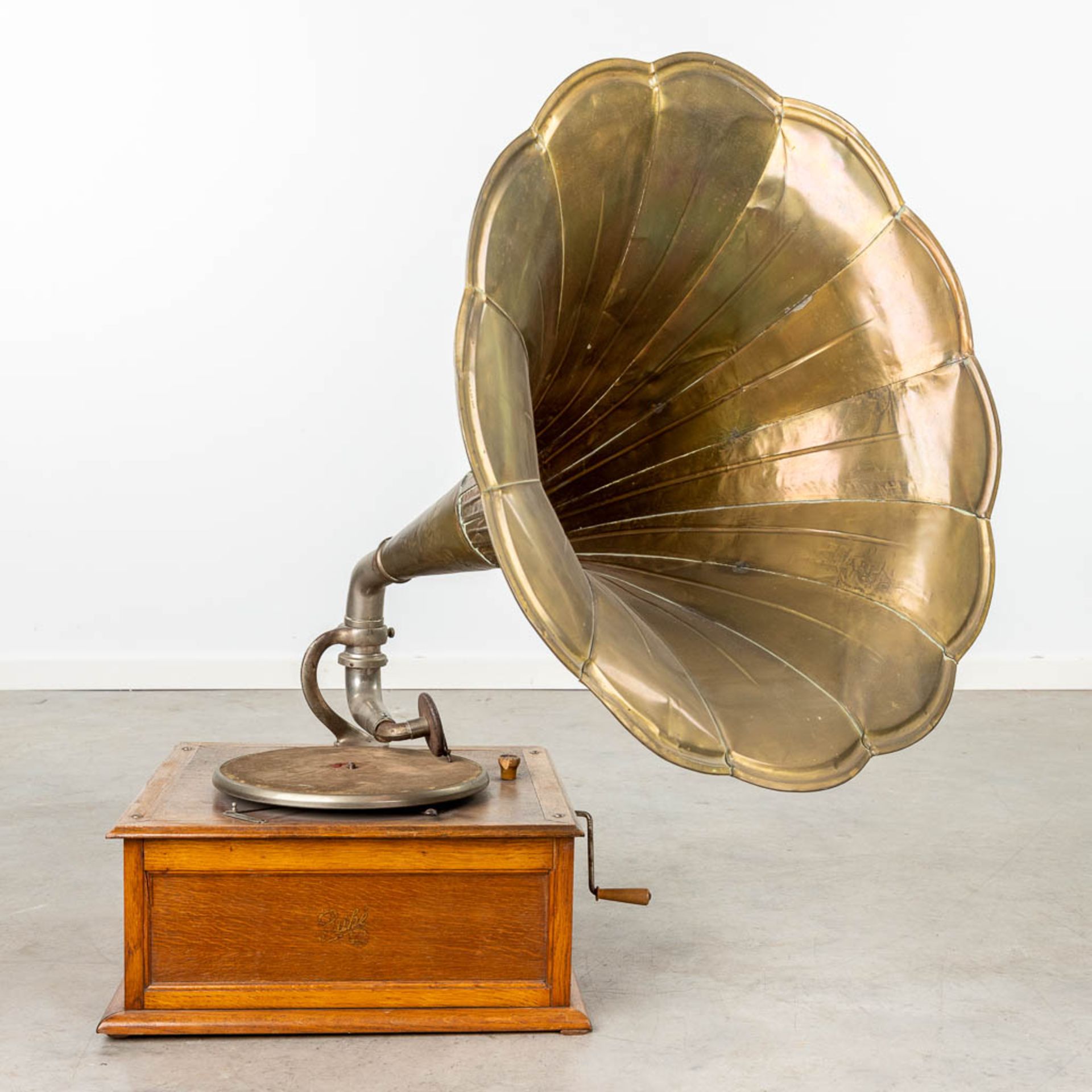 PathŽ, an antique gramophone with a copper horn. (L:45 x W:45 x H:90 cm) - Bild 4 aus 16
