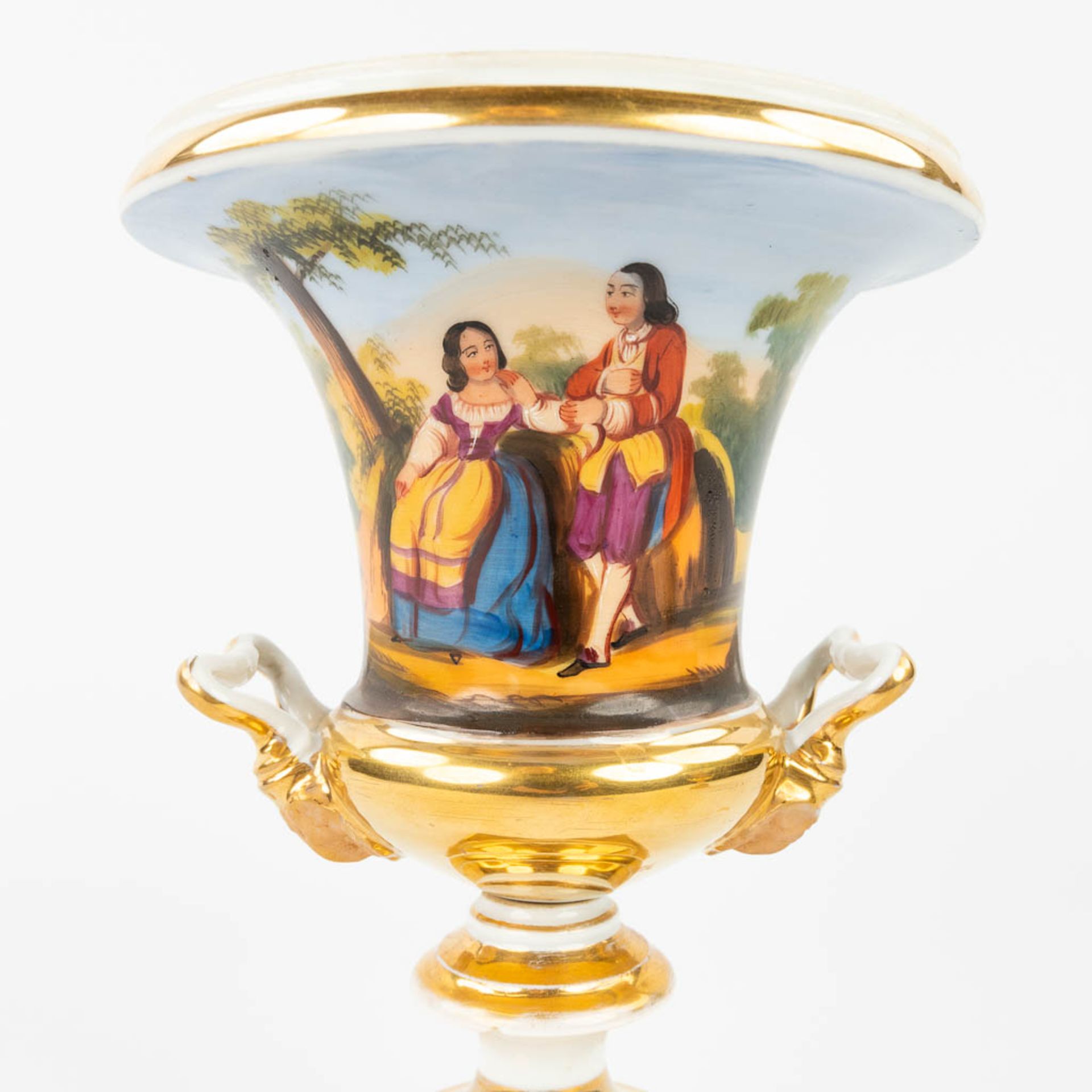 A pair of vases with a hand-painted decor in empire style. 19th century. (W:17 x H:22 cm) - Bild 13 aus 13