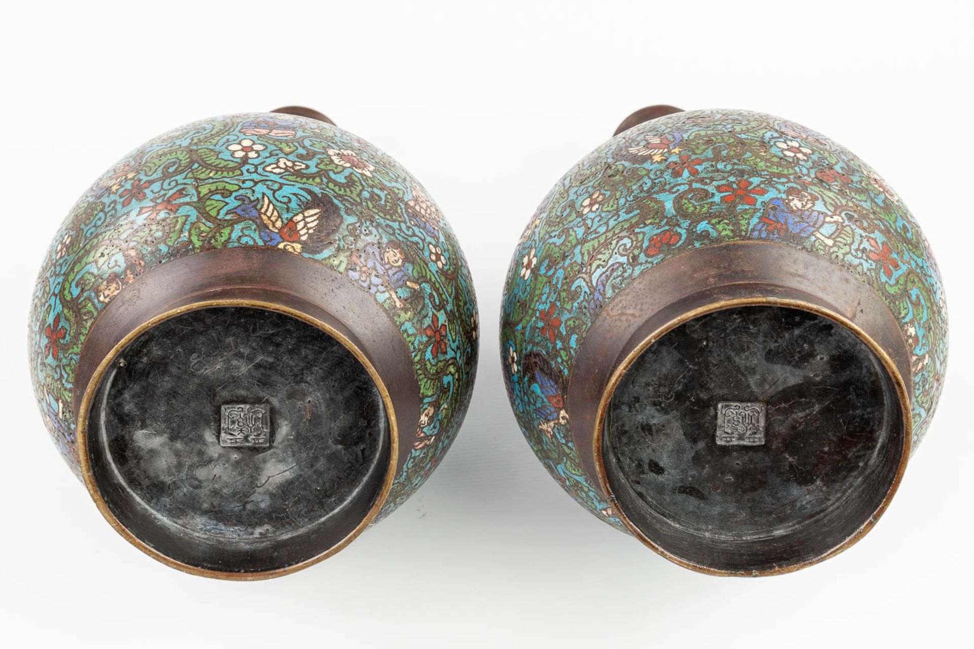 A pair of Oriental vases made of bronze with ChampslevŽ decor. (H:52 x D:23 cm) - Bild 6 aus 12