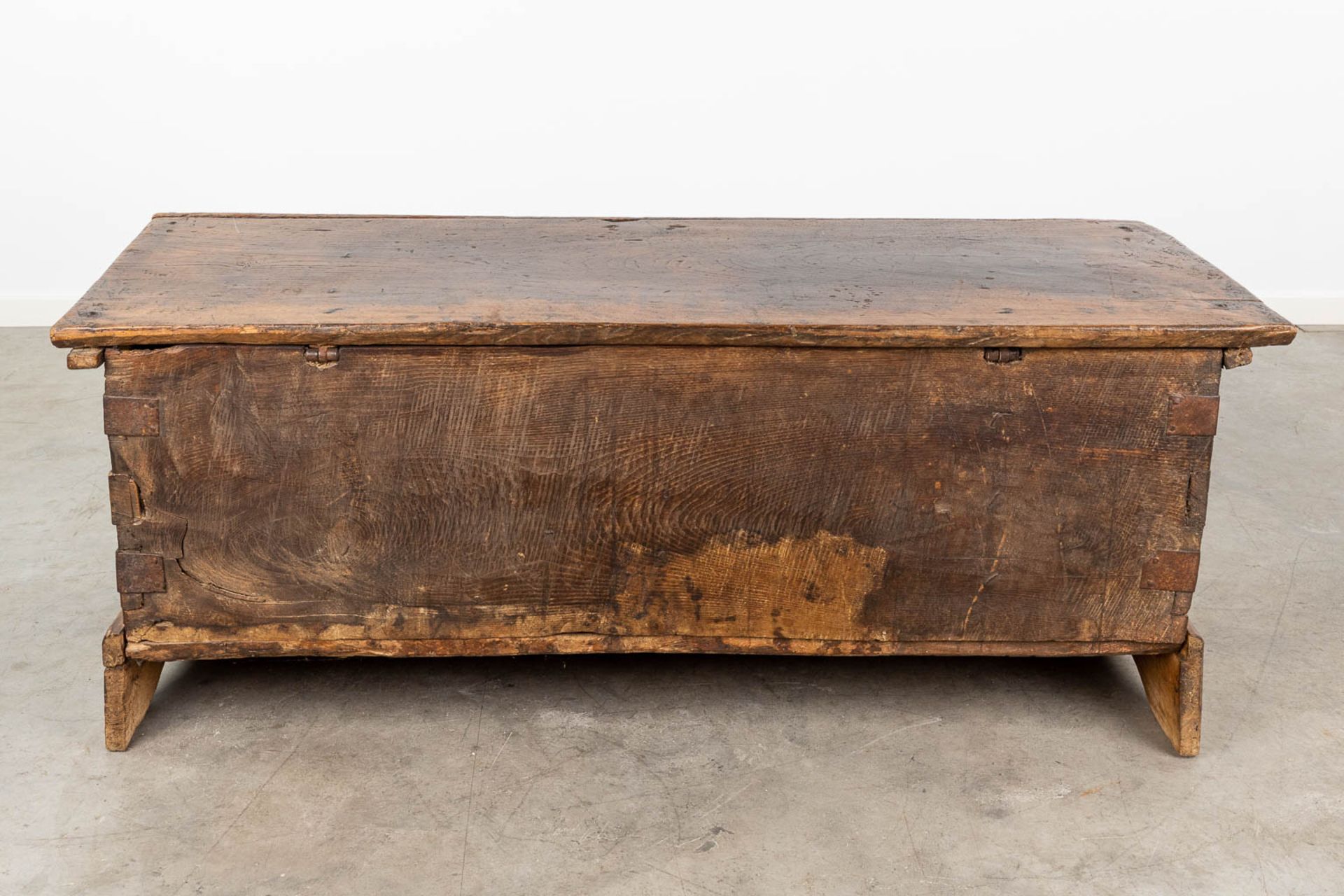 An antique chest, made of sculptured wood panels. (L:48 x W:136 x H:55 cm) - Bild 6 aus 18