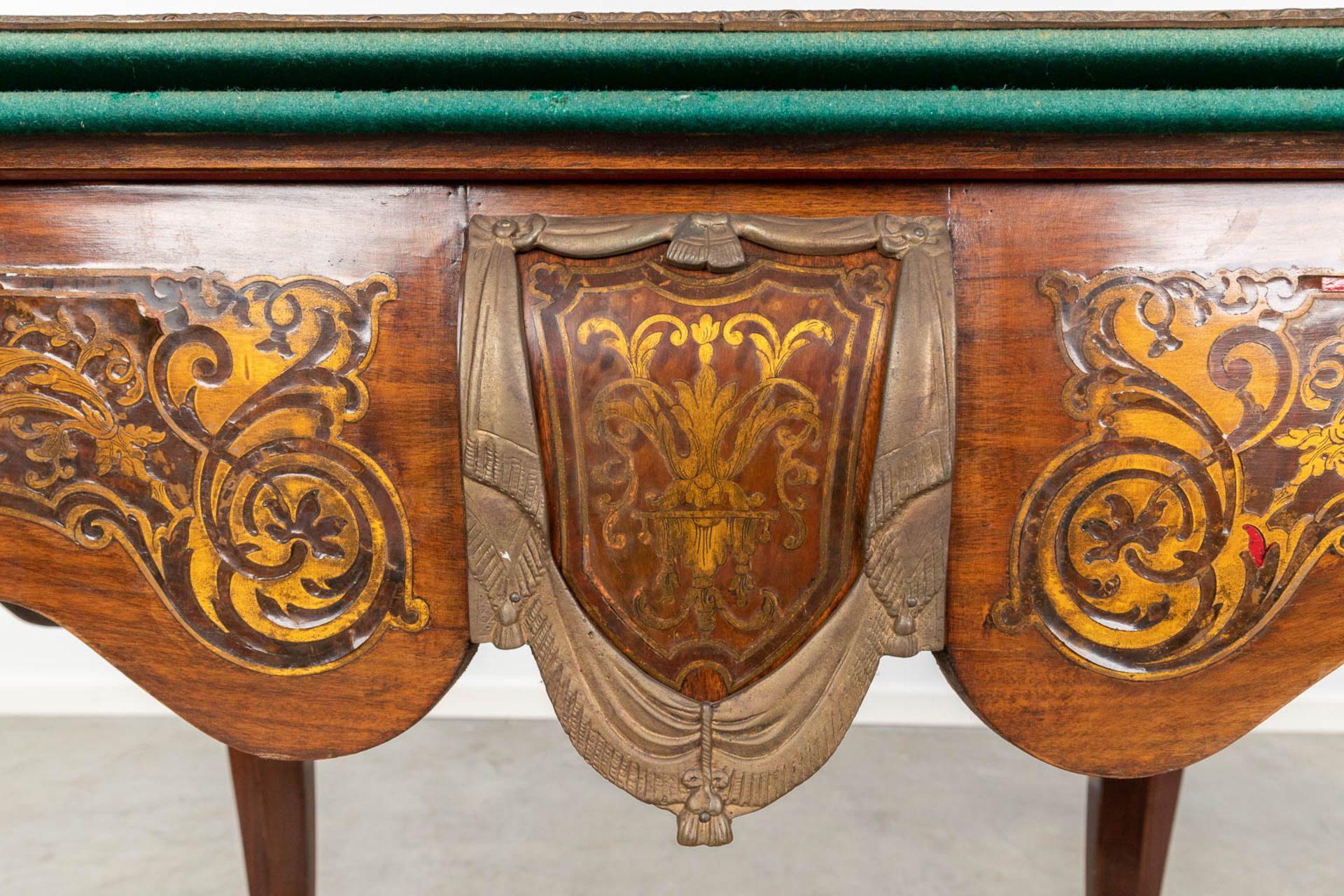 A game table inlaid in the style of boulle/Napoleon 3 mounted with bronze. Circa 1970. (L:52 x W:80 - Bild 13 aus 15