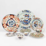 A collection of 11 pieces of Chinese and Japanese porcelain, Kanton and Imari. (H:4,5 x D:39 cm)