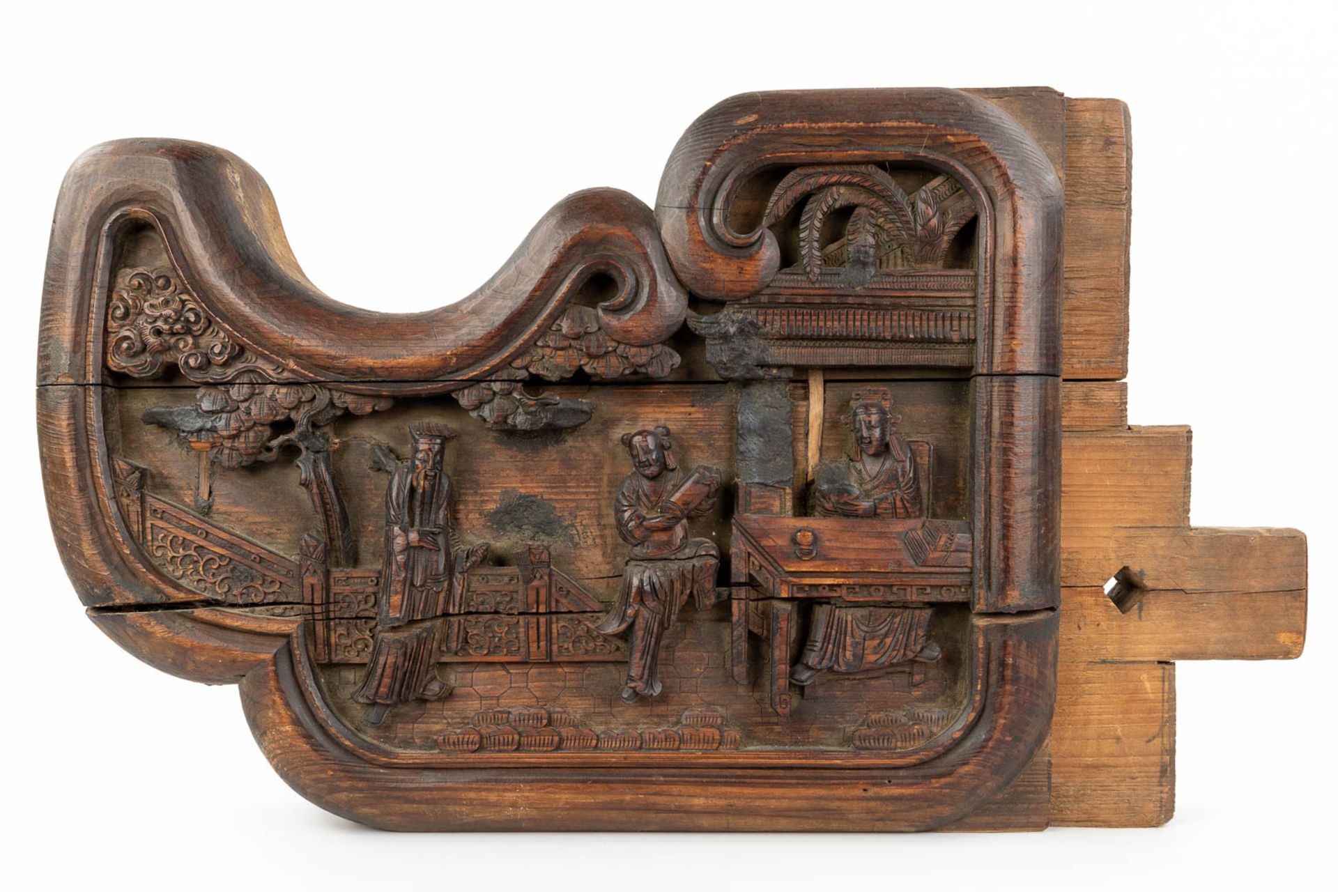 An antique wood sculptured corbel decorated with Asian/Chinese decors and figurines. (L:10 x W:70 x - Bild 8 aus 16